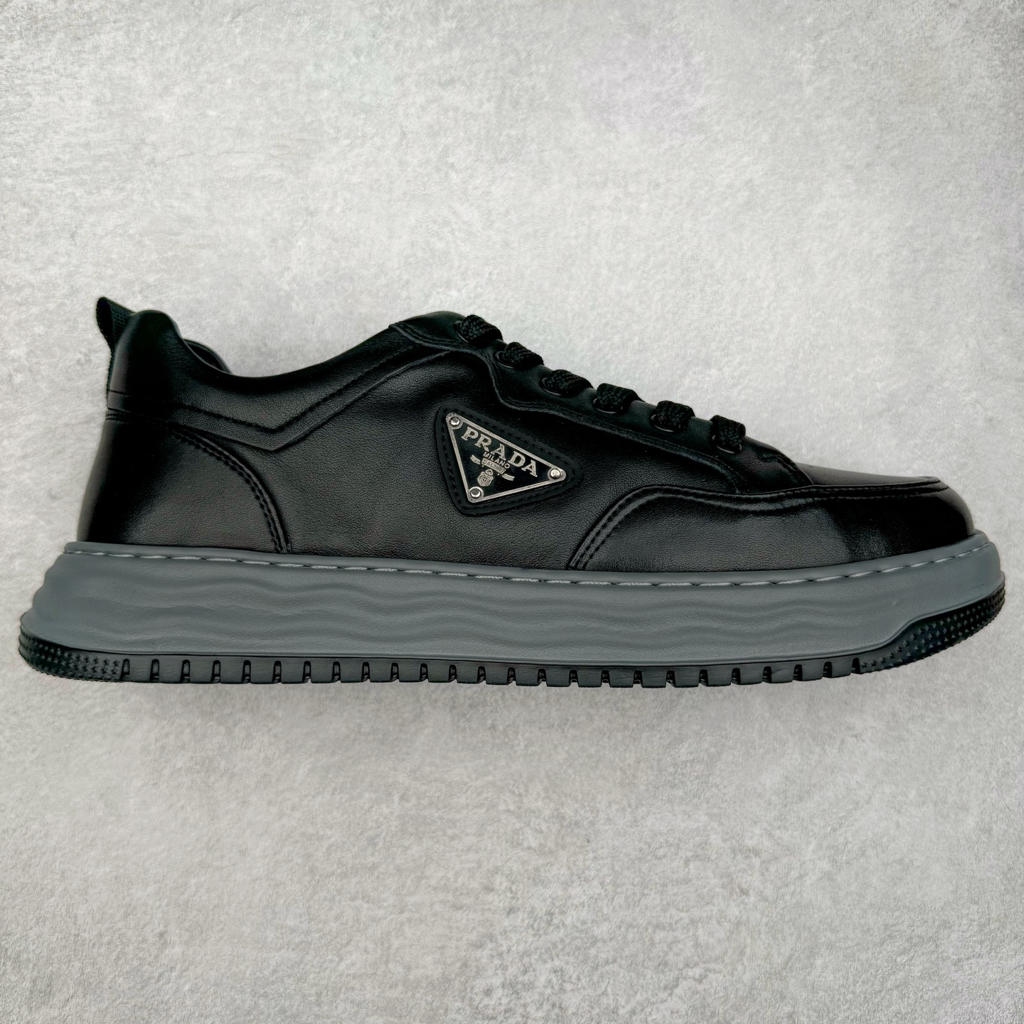 PRADA普拉达 厚底徽标系带运动休闲男鞋系列 广东大厂品质 专柜同步 大气个性更潮更抢眼更追求档次，它将颠覆旧念，与您共度时尚潮人必备! 面料采用原版进口小牛皮 牛皮内里垫脚 橡胶发泡大底 轻便防滑耐磨 脚感舒适 款式耐看做工精细 配以简洁利落的鞋楦 彰显男人的果敢和硬朗 尺码：39-44（皮鞋码）-选品中心