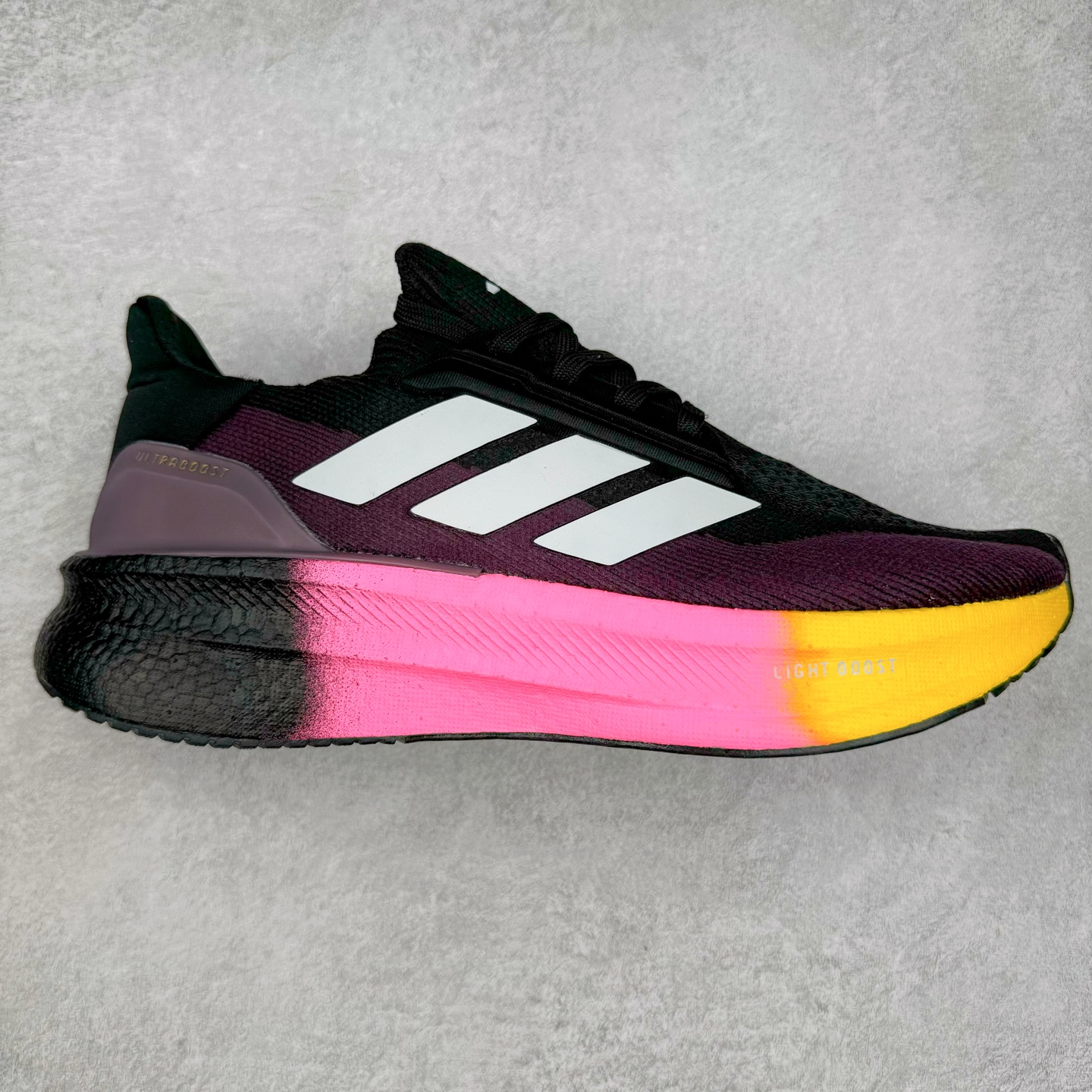 AD Ultra Boost 5X 2025高性能版5X系列UB低帮袜套式针织透气缓震休闲运动慢跑鞋 全新Ultraboost 5X官宣，颠覆以往，迎来该系列自2015年首次亮相最大一次革新！从鞋面到中底配置都有新的突破，跟着小编一同探究“阿迪UB有史以来最大升级”！Ultraboost 5X革新中底配置，采用LightBoost V2泡沫，与Ultraboost Light相比，前掌能量反馈增加2%。与此同时“加厚不增重”，中底相较于上一代更轻，让跑者每一次迈步都能得到更柔软、更澎湃的能量反馈。搭配X形“Torsion System”扭转系统，助力跑者从落地到脚趾离地过程的平稳过渡。Ultraboost 5X升级中足锁定性能，革新Mono Primeknit自适应鞋面配置，搭配轻质无笼鞋面结构，更加贴合跑者脚部。大底由Continental™橡胶制成，更耐磨，抓地力更出色。Adidas全新推出ULTRABOOST 5X，专注日常跑步，适用于任何级别的跑者，无距离门槛限制。兼具有氧跑、中短距离慢跑、节奏跑、间歇跑、日常通勤等各种场景，ULTRABOOST 5X都能给你带来优质的跑步体验。实拍调校N版已经零色差零失真 百分百还原实物色彩所见即所得 不存在货不对板色差等低级问题 选购参考实物拍摄 不混卖不参货 只用心做好货严格选品 承诺混一赔十 尺码：36 36.5 37.5 38 38.5 39 40 40.5 41 42 42.5 43 44 44.5 45-选品中心