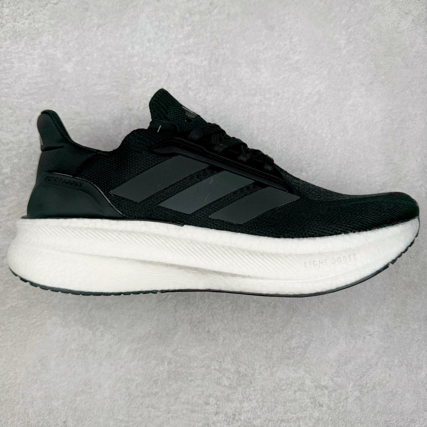AD Ultra Boost 5X 2025高性能版5X系列UB低帮袜套式针织透气缓震休闲运动慢跑鞋 全新Ultraboost 5X官宣，颠覆以往，迎来该系列自2015年首次亮相最大一次革新！从鞋面到中底配置都有新的突破，跟着小编一同探究“阿迪UB有史以来最大升级”！Ultraboost 5X革新中底配置，采用LightBoost V2泡沫，与Ultraboost Light相比，前掌能量反馈增加2%。与此同时“加厚不增重”，中底相较于上一代更轻，让跑者每一次迈步都能得到更柔软、更澎湃的能量反馈。搭配X形“Torsion System”扭转系统，助力跑者从落地到脚趾离地过程的平稳过渡。Ultraboost 5X升级中足锁定性能，革新Mono Primeknit自适应鞋面配置，搭配轻质无笼鞋面结构，更加贴合跑者脚部。大底由Continental™橡胶制成，更耐磨，抓地力更出色。Adidas全新推出ULTRABOOST 5X，专注日常跑步，适用于任何级别的跑者，无距离门槛限制。兼具有氧跑、中短距离慢跑、节奏跑、间歇跑、日常通勤等各种场景，ULTRABOOST 5X都能给你带来优质的跑步体验。实拍调校N版已经零色差零失真 百分百还原实物色彩所见即所得 不存在货不对板色差等低级问题 选购参考实物拍摄 不混卖不参货 只用心做好货严格选品 承诺混一赔十 尺码：36 36.5 37.5 38 38.5 39 40 40.5 41 42 42.5 43 44 44.5 45-选品中心