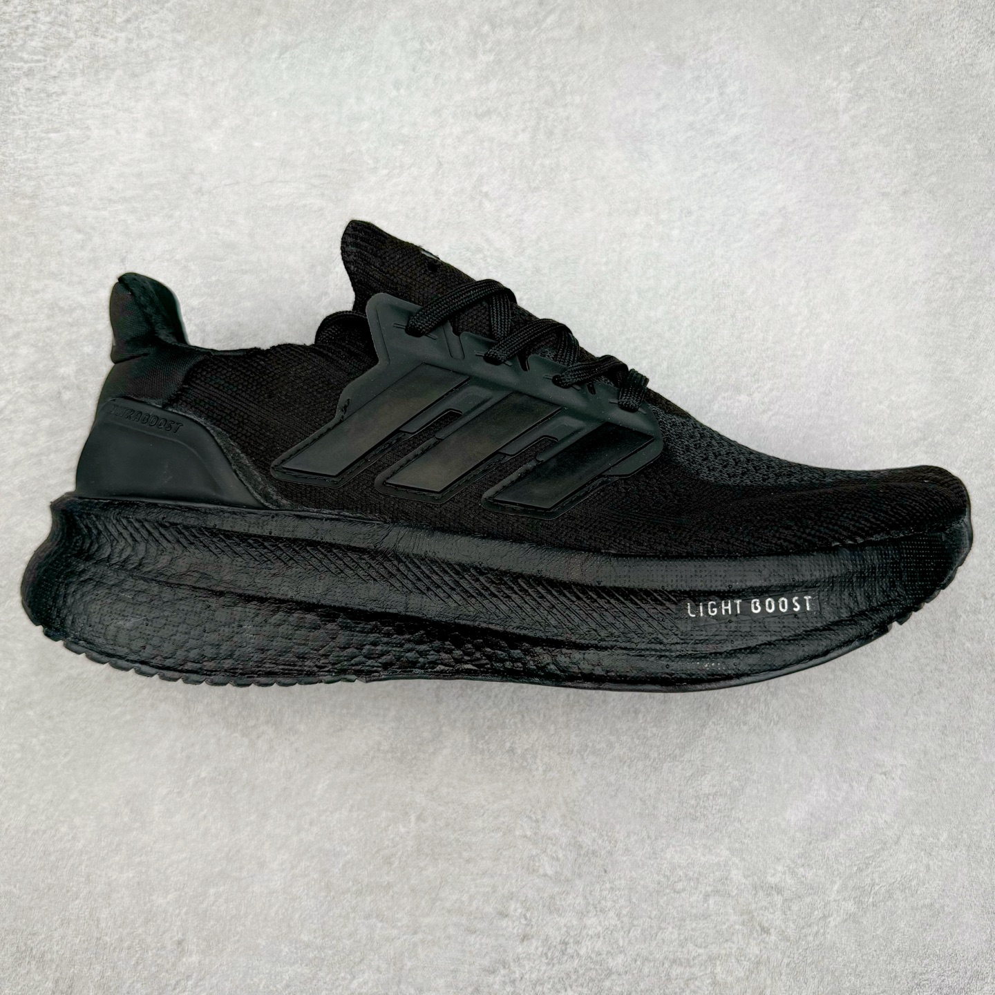 AD Ultra Boost 5X 2025高性能版5X系列UB低帮袜套式针织透气缓震休闲运动慢跑鞋 全新Ultraboost 5X官宣，颠覆以往，迎来该系列自2015年首次亮相最大一次革新！从鞋面到中底配置都有新的突破，跟着小编一同探究“阿迪UB有史以来最大升级”！Ultraboost 5X革新中底配置，采用LightBoost V2泡沫，与Ultraboost Light相比，前掌能量反馈增加2%。与此同时“加厚不增重”，中底相较于上一代更轻，让跑者每一次迈步都能得到更柔软、更澎湃的能量反馈。搭配X形“Torsion System”扭转系统，助力跑者从落地到脚趾离地过程的平稳过渡。Ultraboost 5X升级中足锁定性能，革新Mono Primeknit自适应鞋面配置，搭配轻质无笼鞋面结构，更加贴合跑者脚部。大底由Continental™橡胶制成，更耐磨，抓地力更出色。Adidas全新推出ULTRABOOST 5X，专注日常跑步，适用于任何级别的跑者，无距离门槛限制。兼具有氧跑、中短距离慢跑、节奏跑、间歇跑、日常通勤等各种场景，ULTRABOOST 5X都能给你带来优质的跑步体验。实拍调校N版已经零色差零失真 百分百还原实物色彩所见即所得 不存在货不对板色差等低级问题 选购参考实物拍摄 不混卖不参货 只用心做好货严格选品 承诺混一赔十 尺码：36 36.5 37.5 38 38.5 39 40 40.5 41 42 42.5 43 44 44.5 45-选品中心