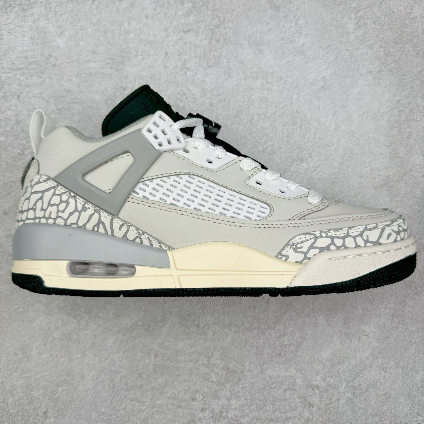 Jordan Spizike Low AJ复古低帮篮球鞋 这款鞋子著名导演斯派克李的Jordan Spizike专属 预计于明年夏季推出全新低帮版本 将包括三款配色 经典爆裂纹非常复古 两款配色分别以大学红和黑曜石蓝进行区分 鞋身设计中依旧带有大象爆裂纹、鞋侧束带、塑胶网布等经典元素 之后 在鞋舌、内衬以及鞋底等位置缀以大学红和黑曜石蓝搭配 带来全新造型 尺码：36 36.5 37.5 38 38.5 39 40 40.5 41 42 42.5 43 44 44.5 45 46 47.5-选品中心