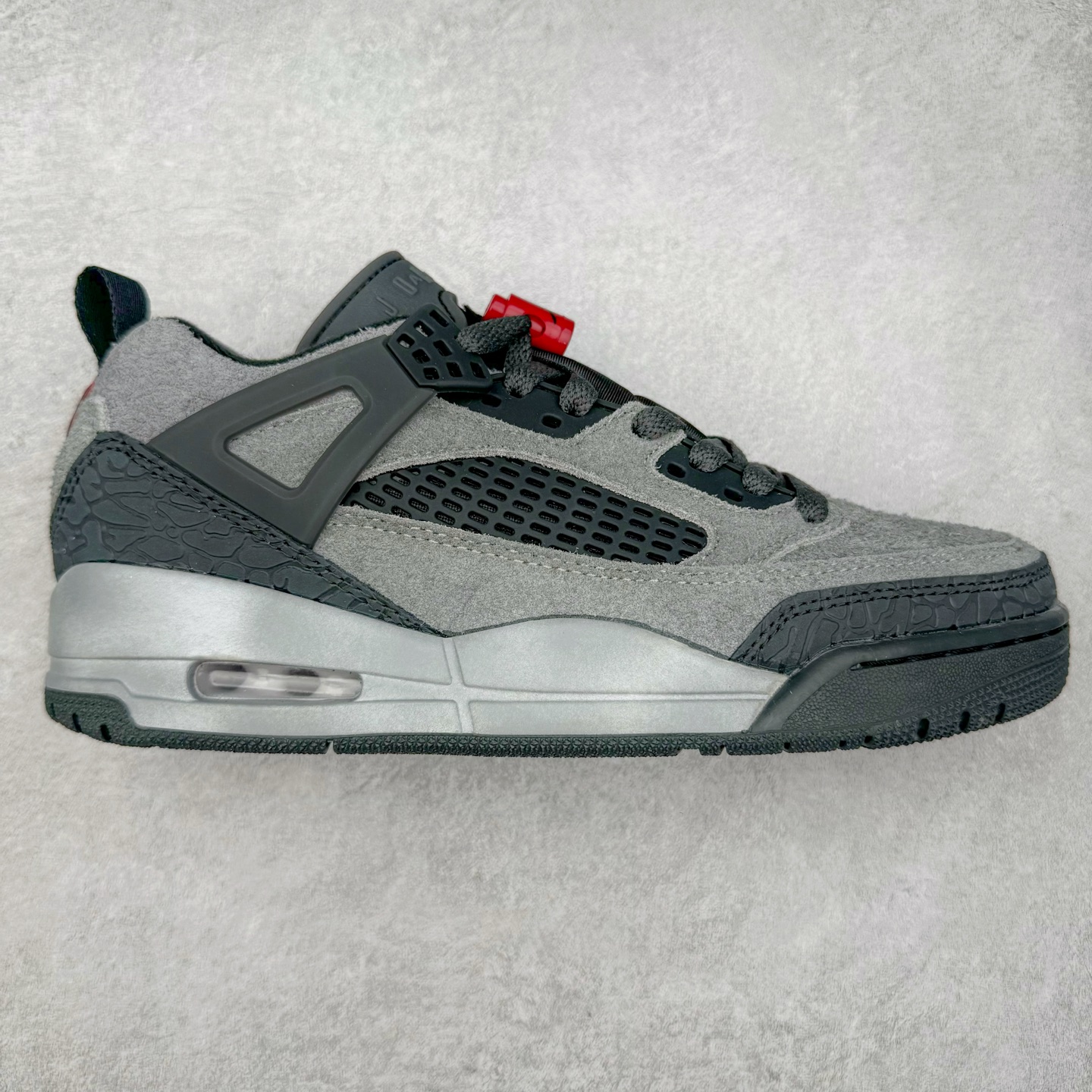 Jordan Spizike Low AJ复古低帮篮球鞋 这款鞋子著名导演斯派克李的Jordan Spizike专属 预计于明年夏季推出全新低帮版本 将包括三款配色 经典爆裂纹非常复古 两款配色分别以大学红和黑曜石蓝进行区分 鞋身设计中依旧带有大象爆裂纹、鞋侧束带、塑胶网布等经典元素 之后 在鞋舌、内衬以及鞋底等位置缀以大学红和黑曜石蓝搭配 带来全新造型 尺码：36 36.5 37.5 38 38.5 39 40 40.5 41 42 42.5 43 44 44.5 45 46 47.5-选品中心