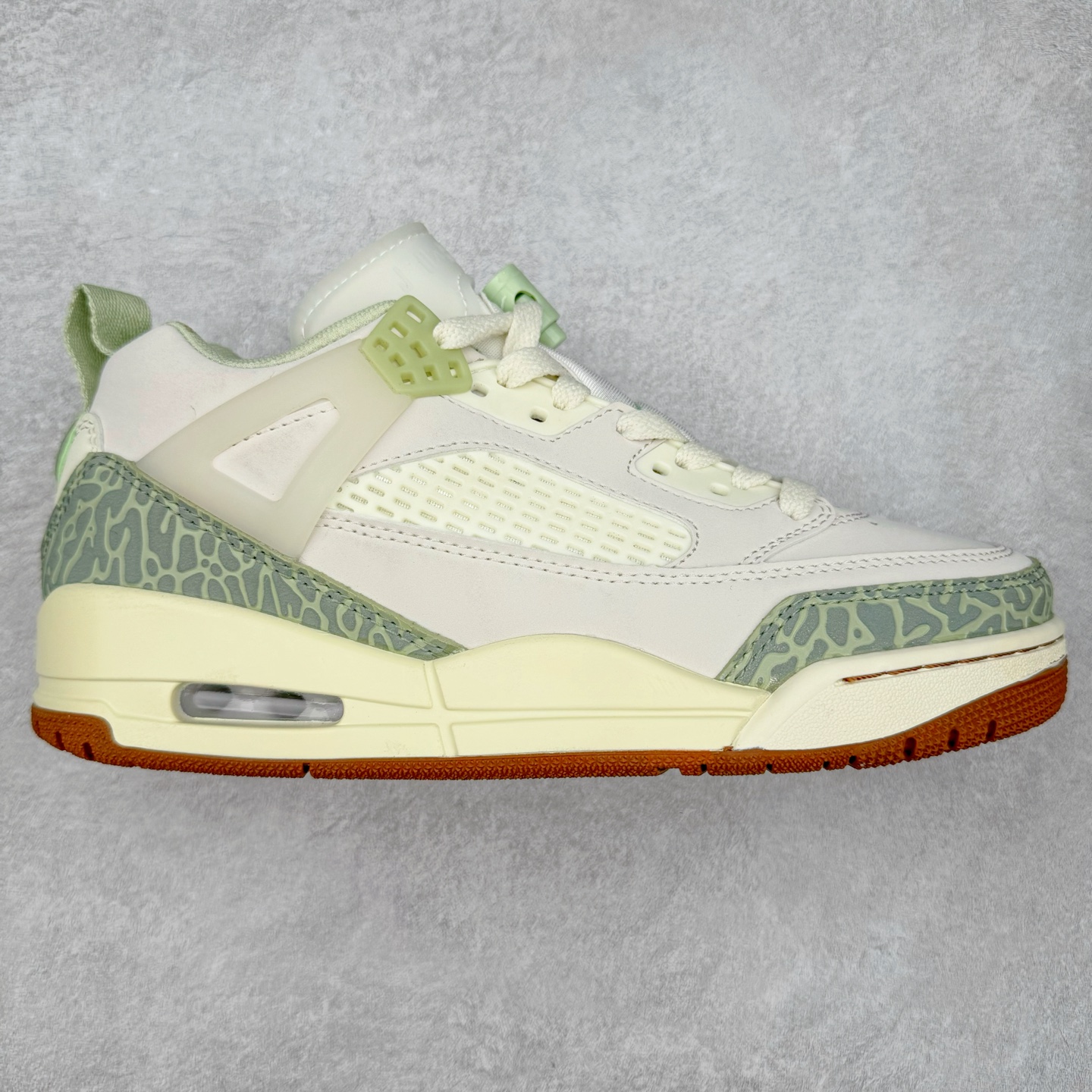 Jordan Spizike Low AJ复古低帮篮球鞋 这款鞋子著名导演斯派克李的Jordan Spizike专属 预计于明年夏季推出全新低帮版本 将包括三款配色 经典爆裂纹非常复古 两款配色分别以大学红和黑曜石蓝进行区分 鞋身设计中依旧带有大象爆裂纹、鞋侧束带、塑胶网布等经典元素 之后 在鞋舌、内衬以及鞋底等位置缀以大学红和黑曜石蓝搭配 带来全新造型 尺码：36 36.5 37.5 38 38.5 39 40 40.5 41 42 42.5 43 44 44.5 45 46 47.5-选品中心