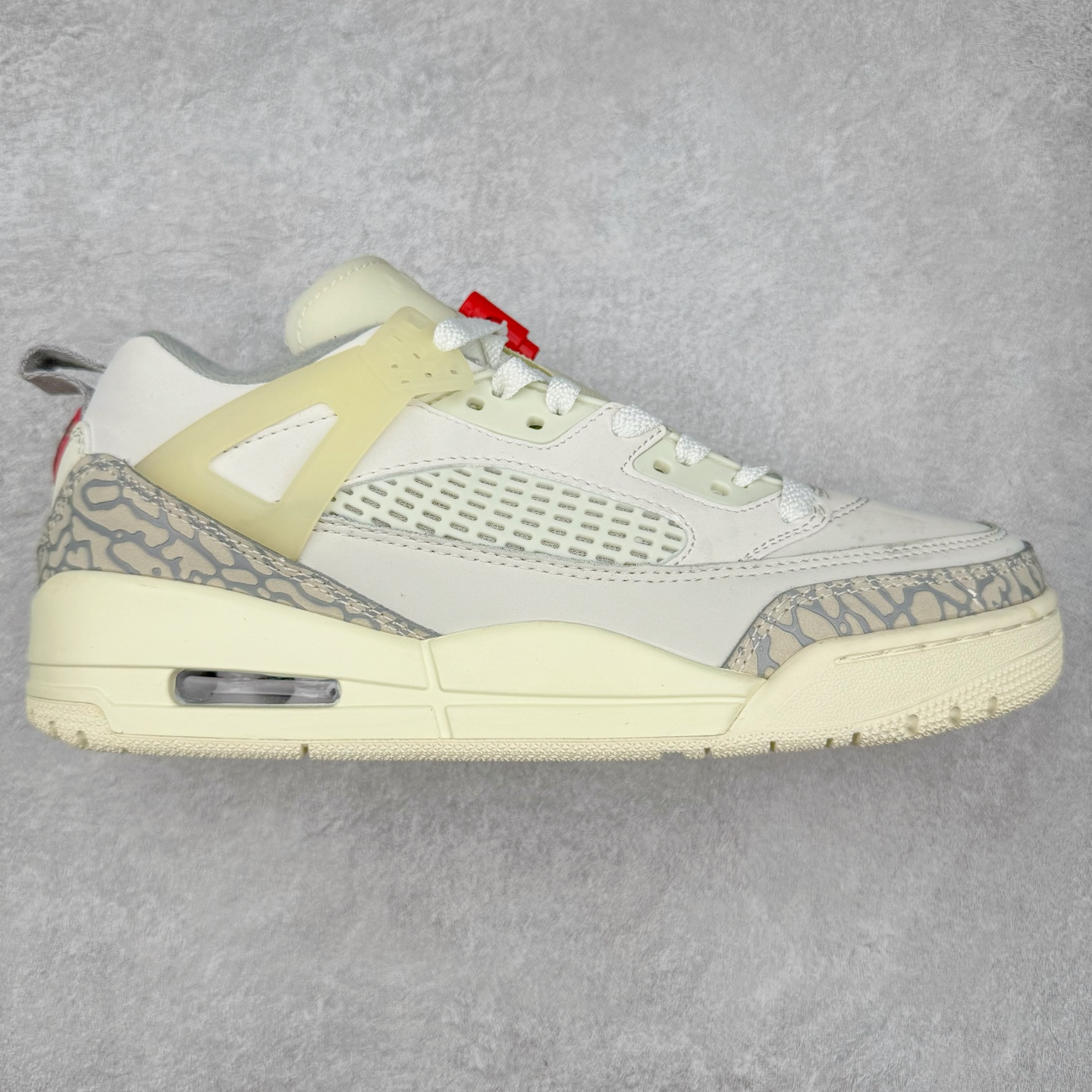 Jordan Spizike Low AJ复古低帮篮球鞋 这款鞋子著名导演斯派克李的Jordan Spizike专属 预计于明年夏季推出全新低帮版本 将包括三款配色 经典爆裂纹非常复古 两款配色分别以大学红和黑曜石蓝进行区分 鞋身设计中依旧带有大象爆裂纹、鞋侧束带、塑胶网布等经典元素 之后 在鞋舌、内衬以及鞋底等位置缀以大学红和黑曜石蓝搭配 带来全新造型 尺码：36 36.5 37.5 38 38.5 39 40 40.5 41 42 42.5 43 44 44.5 45 46 47.5-选品中心