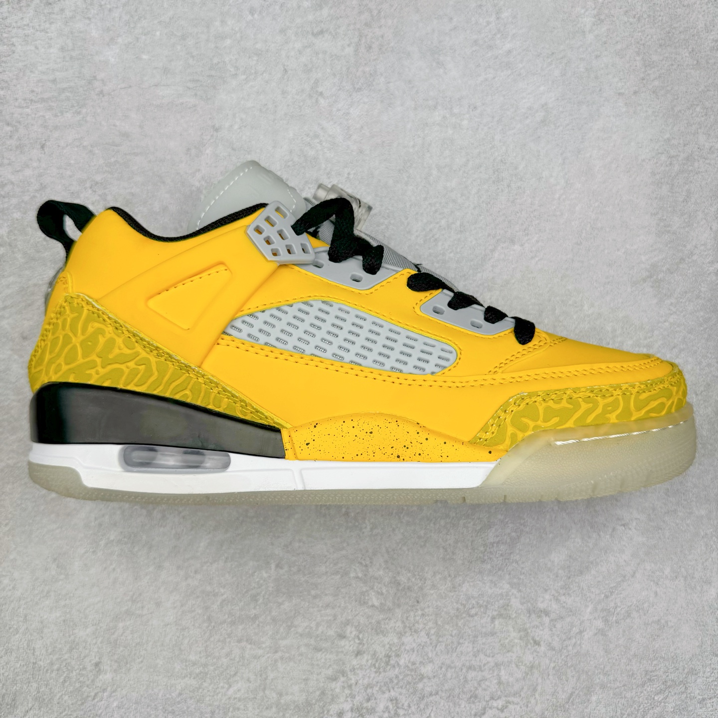 Jordan Spizike Low AJ复古低帮篮球鞋 这款鞋子著名导演斯派克李的Jordan Spizike专属 预计于明年夏季推出全新低帮版本 将包括三款配色 经典爆裂纹非常复古 两款配色分别以大学红和黑曜石蓝进行区分 鞋身设计中依旧带有大象爆裂纹、鞋侧束带、塑胶网布等经典元素 之后 在鞋舌、内衬以及鞋底等位置缀以大学红和黑曜石蓝搭配 带来全新造型 尺码：36 36.5 37.5 38 38.5 39 40 40.5 41 42 42.5 43 44 44.5 45 46 47.5-选品中心