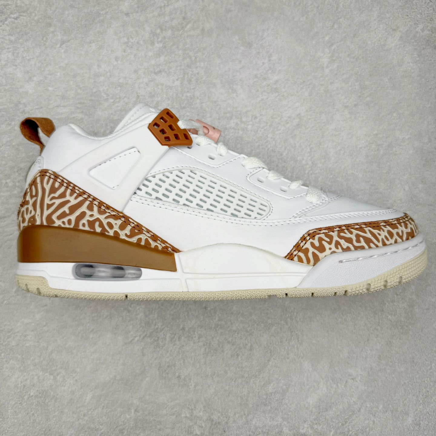 图片[4]-Jordan Spizike Low AJ复古低帮篮球鞋 这款鞋子著名导演斯派克李的Jordan Spizike专属 预计于明年夏季推出全新低帮版本 将包括三款配色 经典爆裂纹非常复古 两款配色分别以大学红和黑曜石蓝进行区分 鞋身设计中依旧带有大象爆裂纹、鞋侧束带、塑胶网布等经典元素 之后 在鞋舌、内衬以及鞋底等位置缀以大学红和黑曜石蓝搭配 带来全新造型 尺码：36 36.5 37.5 38 38.5 39 40 40.5 41 42 42.5 43 44 44.5 45 46 47.5-选品中心