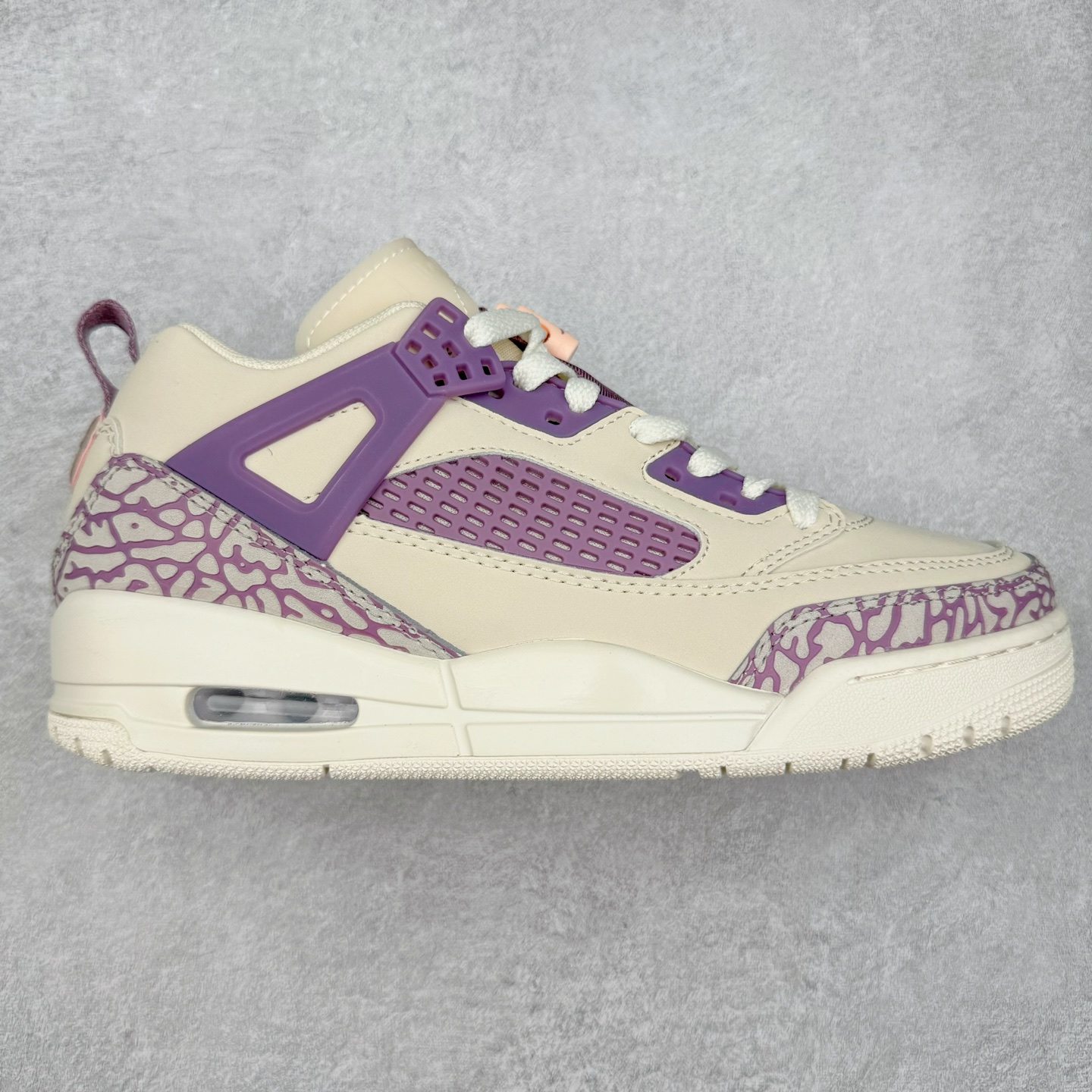 图片[10]-Jordan Spizike Low AJ复古低帮篮球鞋 这款鞋子著名导演斯派克李的Jordan Spizike专属 预计于明年夏季推出全新低帮版本 将包括三款配色 经典爆裂纹非常复古 两款配色分别以大学红和黑曜石蓝进行区分 鞋身设计中依旧带有大象爆裂纹、鞋侧束带、塑胶网布等经典元素 之后 在鞋舌、内衬以及鞋底等位置缀以大学红和黑曜石蓝搭配 带来全新造型 尺码：36 36.5 37.5 38 38.5 39 40 40.5 41 42 42.5 43 44 44.5 45 46 47.5-选品中心