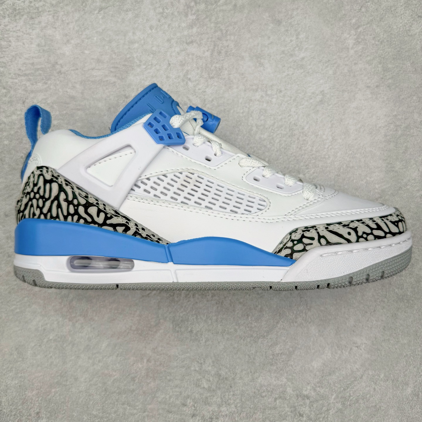 Jordan Spizike Low AJ复古低帮篮球鞋 这款鞋子著名导演斯派克李的Jordan Spizike专属 预计于明年夏季推出全新低帮版本 将包括三款配色 经典爆裂纹非常复古 两款配色分别以大学红和黑曜石蓝进行区分 鞋身设计中依旧带有大象爆裂纹、鞋侧束带、塑胶网布等经典元素 之后 在鞋舌、内衬以及鞋底等位置缀以大学红和黑曜石蓝搭配 带来全新造型 尺码：36 36.5 37.5 38 38.5 39 40 40.5 41 42 42.5 43 44 44.5 45 46 47.5-选品中心