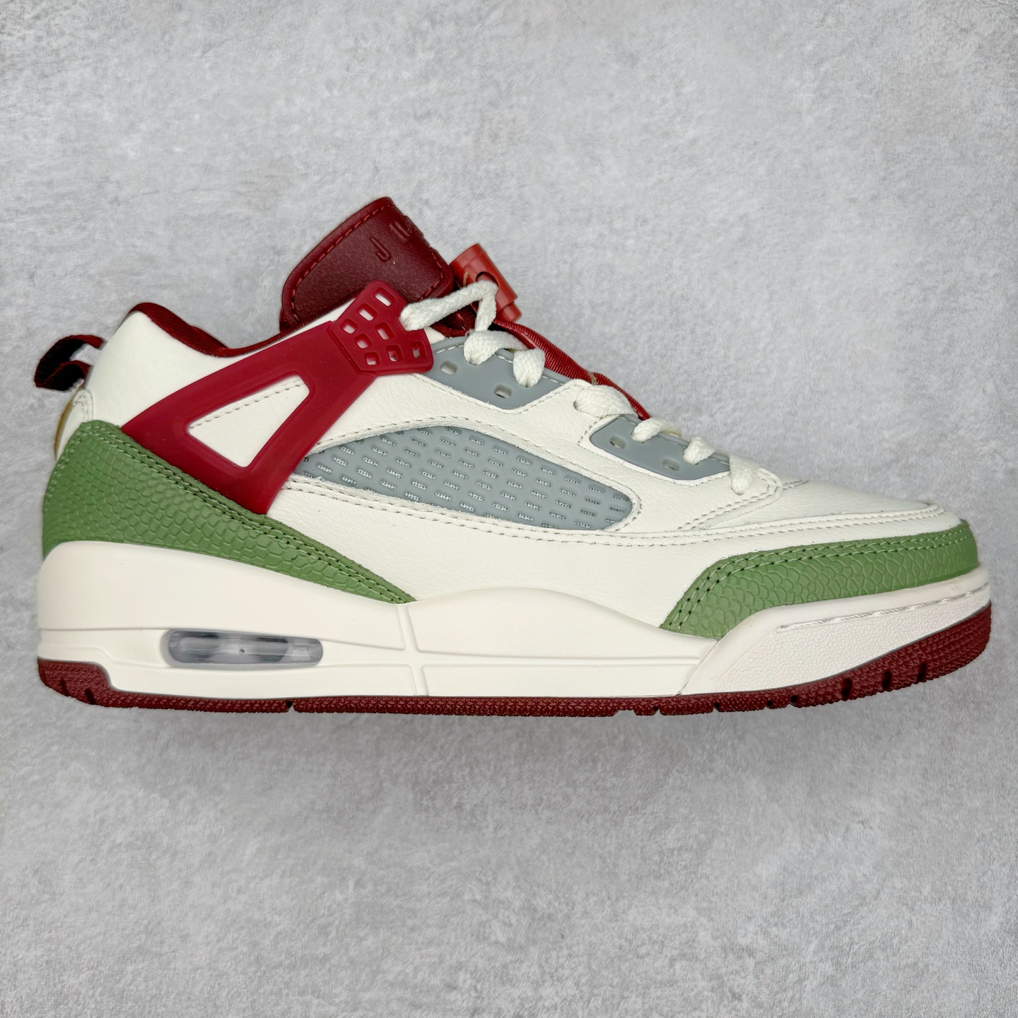 图片[2]-Jordan Spizike Low AJ复古低帮篮球鞋 这款鞋子著名导演斯派克李的Jordan Spizike专属 预计于明年夏季推出全新低帮版本 将包括三款配色 经典爆裂纹非常复古 两款配色分别以大学红和黑曜石蓝进行区分 鞋身设计中依旧带有大象爆裂纹、鞋侧束带、塑胶网布等经典元素 之后 在鞋舌、内衬以及鞋底等位置缀以大学红和黑曜石蓝搭配 带来全新造型 尺码：36 36.5 37.5 38 38.5 39 40 40.5 41 42 42.5 43 44 44.5 45 46 47.5-选品中心