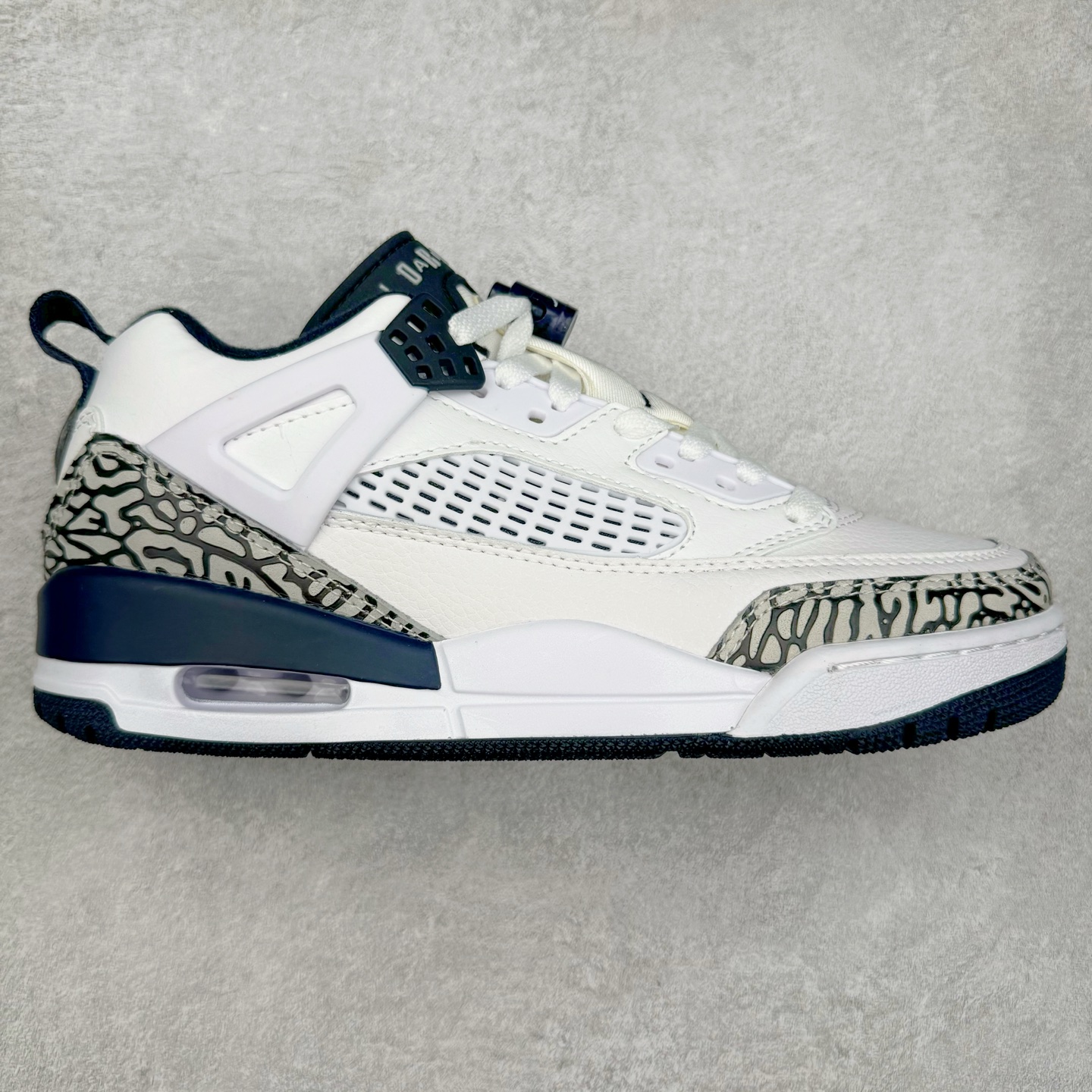 图片[4]-Jordan Spizike Low AJ复古低帮篮球鞋 这款鞋子著名导演斯派克李的Jordan Spizike专属 预计于明年夏季推出全新低帮版本 将包括三款配色 经典爆裂纹非常复古 两款配色分别以大学红和黑曜石蓝进行区分 鞋身设计中依旧带有大象爆裂纹、鞋侧束带、塑胶网布等经典元素 之后 在鞋舌、内衬以及鞋底等位置缀以大学红和黑曜石蓝搭配 带来全新造型 尺码：36 36.5 37.5 38 38.5 39 40 40.5 41 42 42.5 43 44 44.5 45 46 47.5-选品中心