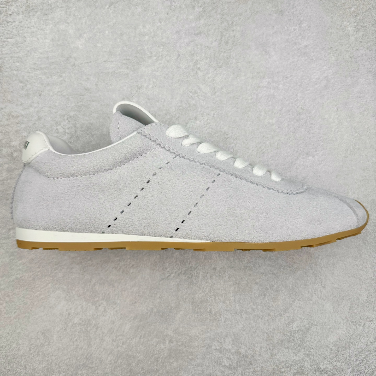 Miumiu 25ss Tyre系列春夏新款 饼干鞋 阿甘鞋休闲运动鞋Miumiu最新爆款 前卫大胆的设计，风格融于此款厚底帆布运动鞋的简约线条，别致徽标饰于鞋舌与背面，点缀复古设计，平添标志性元素！厚底设计定义前卫的现代风格，这款Tyre集优雅气质与运动功能于一身，动感橡胶鞋底柔韧耐磨，令人联想起轮胎花纹，橡胶鞋底除了增加了这双鞋的复古属性外也增加了防滑功能鞋面由科技织物和麂皮制成，融合运动与时尚、功能与优雅，表达了Miu Miu的核心精神 尺码：35-40-选品中心