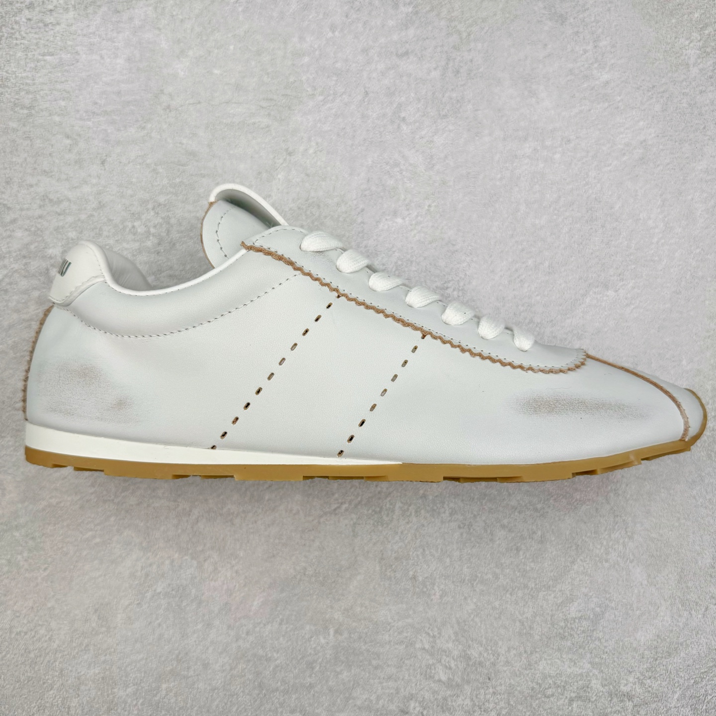 Miumiu 25ss Tyre系列春夏新款 饼干鞋 阿甘鞋休闲运动鞋Miumiu最新爆款 前卫大胆的设计，风格融于此款厚底帆布运动鞋的简约线条，别致徽标饰于鞋舌与背面，点缀复古设计，平添标志性元素！厚底设计定义前卫的现代风格，这款Tyre集优雅气质与运动功能于一身，动感橡胶鞋底柔韧耐磨，令人联想起轮胎花纹，橡胶鞋底除了增加了这双鞋的复古属性外也增加了防滑功能鞋面由科技织物和麂皮制成，融合运动与时尚、功能与优雅，表达了Miu Miu的核心精神 尺码：35-40-选品中心