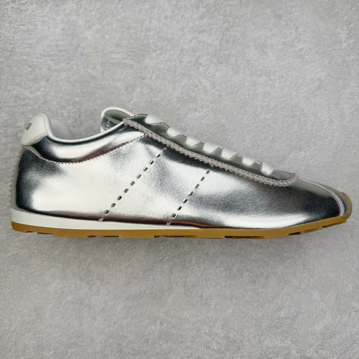 Miumiu 25ss Tyre系列春夏新款 饼干鞋 阿甘鞋休闲运动鞋Miumiu最新爆款 前卫大胆的设计，风格融于此款厚底帆布运动鞋的简约线条，别致徽标饰于鞋舌与背面，点缀复古设计，平添标志性元素！厚底设计定义前卫的现代风格，这款Tyre集优雅气质与运动功能于一身，动感橡胶鞋底柔韧耐磨，令人联想起轮胎花纹，橡胶鞋底除了增加了这双鞋的复古属性外也增加了防滑功能鞋面由科技织物和麂皮制成，融合运动与时尚、功能与优雅，表达了Miu Miu的核心精神 尺码：35-40-选品中心