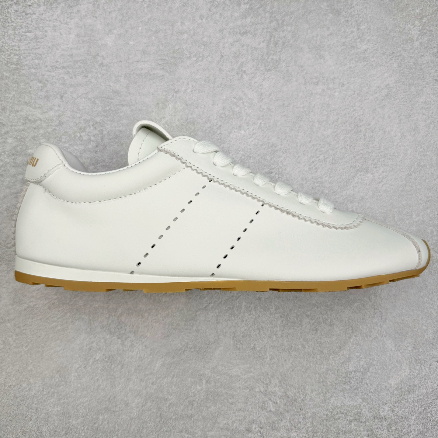 Miumiu 25ss Tyre系列春夏新款 饼干鞋 阿甘鞋休闲运动鞋Miumiu最新爆款 前卫大胆的设计，风格融于此款厚底帆布运动鞋的简约线条，别致徽标饰于鞋舌与背面，点缀复古设计，平添标志性元素！厚底设计定义前卫的现代风格，这款Tyre集优雅气质与运动功能于一身，动感橡胶鞋底柔韧耐磨，令人联想起轮胎花纹，橡胶鞋底除了增加了这双鞋的复古属性外也增加了防滑功能鞋面由科技织物和麂皮制成，融合运动与时尚、功能与优雅，表达了Miu Miu的核心精神 尺码：35-40-选品中心