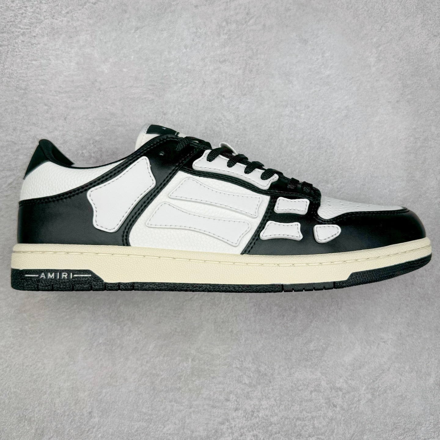 图片[2]-＃莞产 Amiri 埃米尔 Skeleton Low-Skel top Sneakers 骨骼系列情侣鞋 当潮顶流产品 众星上脚 低帮运动休闲板鞋 正确骨头形状 鞋舌外翻细节 头层牛皮双层加厚鞋面 鞋帮侧面骨头采用两张牛皮贴合处理 立体感更好 皮料切口均油边处理 定制金属LOGO铭牌及吊牌 并配有官方购物袋尽显高端大气 尺码 35 36 37 38 39 40 41 42 43 44 45-选品中心