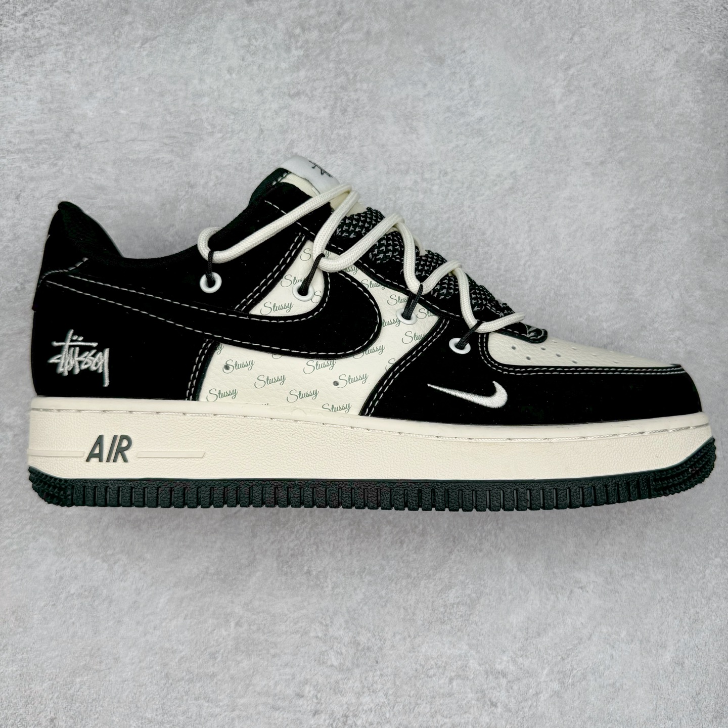 NK Air Force 1´07 Low 空军一号低帮百搭休闲运动板鞋 SJ1198-108 柔软、弹性十足的缓震性能和出色的中底设计 横跨复古与现代的外型结合 造就出风靡全球 三十多年的Force 1 直到今天还深受青睐 实拍调校N版已经零色差零失真 百分百还原实物色彩所见即所得 不存在货不对板色差等低级问题 选购参考实物拍摄 不混卖不参货 只用心做好货严格选品 承诺混一赔十 尺码：36 36.5 37.5 38 38.5 39 40 40.5 41 42 42.5 43 44 44.5 45-选品中心