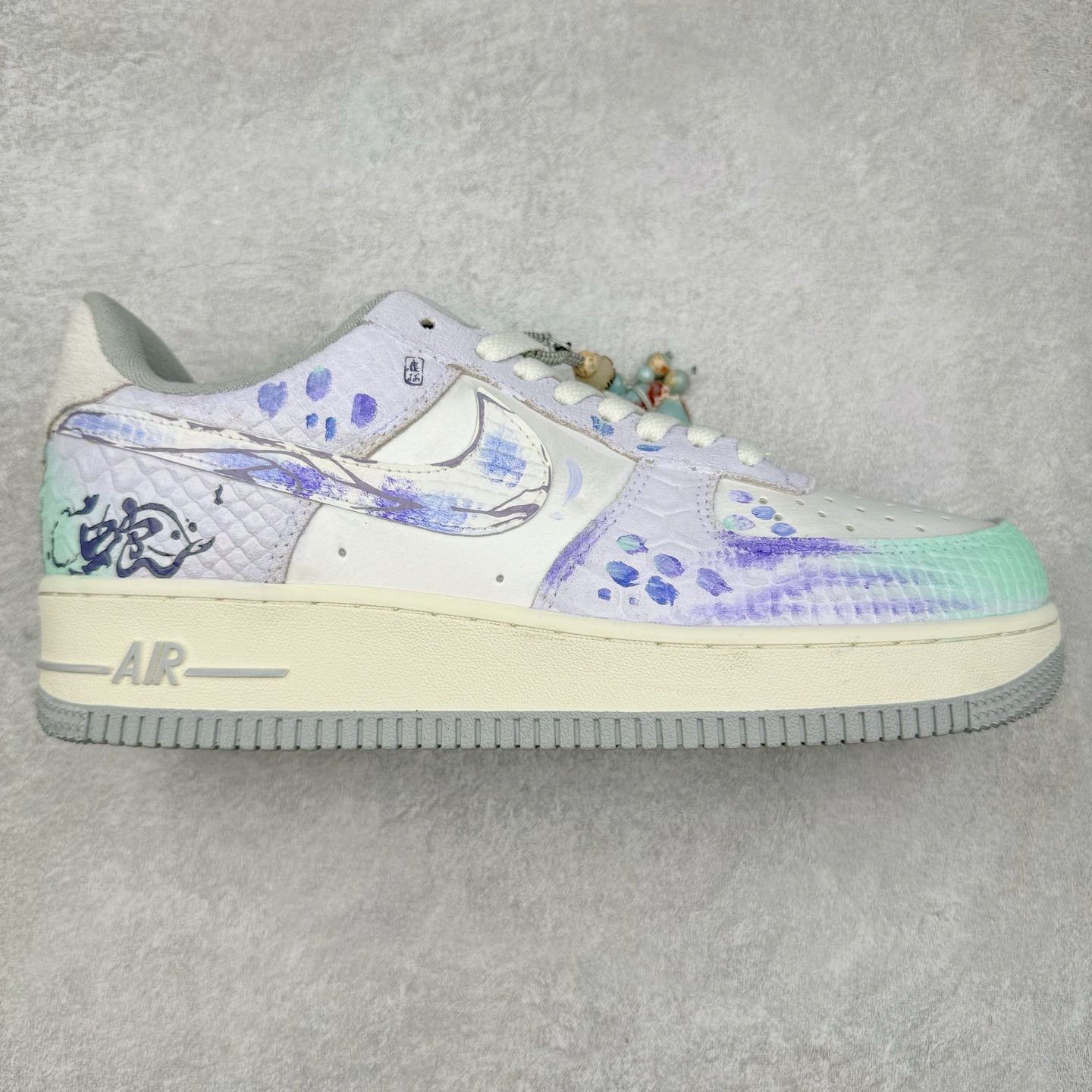 NK Air Force 1´07 Low 空军一号低帮百搭休闲运动板鞋 DX2678-666 柔软、弹性十足的缓震性能和出色的中底设计 横跨复古与现代的外型结合 造就出风靡全球 三十多年的Force 1 直到今天还深受青睐 实拍调校N版已经零色差零失真 百分百还原实物色彩所见即所得 不存在货不对板色差等低级问题 选购参考实物拍摄 不混卖不参货 只用心做好货严格选品 承诺混一赔十 尺码：36 36.5 37.5 38 38.5 39 40 40.5 41 42 42.5 43 44 44.5 45-选品中心