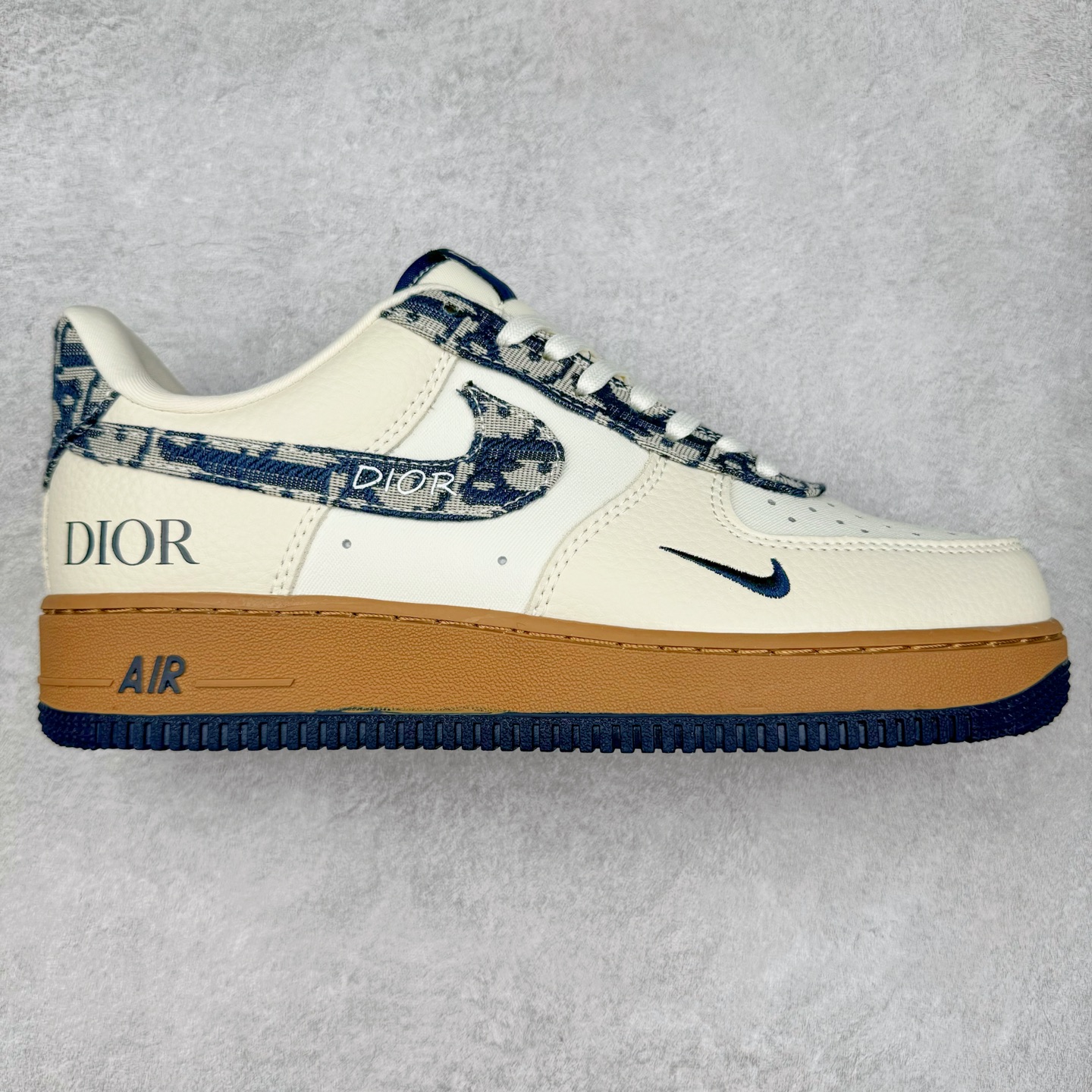 NK Air Force 1´07 Low 空军一号低帮百搭休闲运动板鞋 KK1988-052 柔软、弹性十足的缓震性能和出色的中底设计 横跨复古与现代的外型结合 造就出风靡全球 三十多年的Force 1 直到今天还深受青睐 实拍调校N版已经零色差零失真 百分百还原实物色彩所见即所得 不存在货不对板色差等低级问题 选购参考实物拍摄 不混卖不参货 只用心做好货严格选品 承诺混一赔十 尺码：36 36.5 37.5 38 38.5 39 40 40.5 41 42 42.5 43 44 44.5 45-选品中心