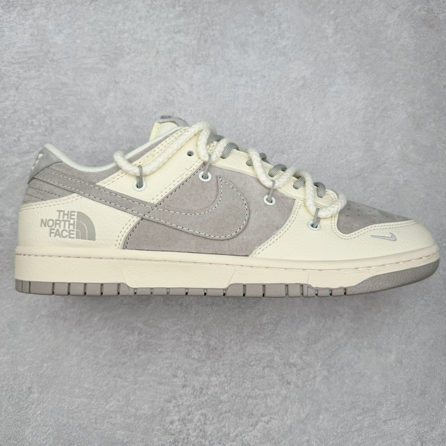 NK Dunk Low 定制配色 YC5066-261 大厂出品 极力推荐 原装头层材料 独家版型蒸餾加工帶來的是更好的视觉和脚感体验大厂纯原品质出货 清洁度 电绣工艺 皮料切割干净无任何毛边 细节完美 实拍调校N版已经零色差零失真 百分百还原实物色彩所见即所得 不存在货不对板色差等低级问题 选购参考实物拍摄 不混卖不参货 只用心做好货严格选品 承诺混一赔十 尺码：36 36.5 37.5 38 38.5 39 40 40.5 41 42 42.5 43 44 44.5 45-选品中心