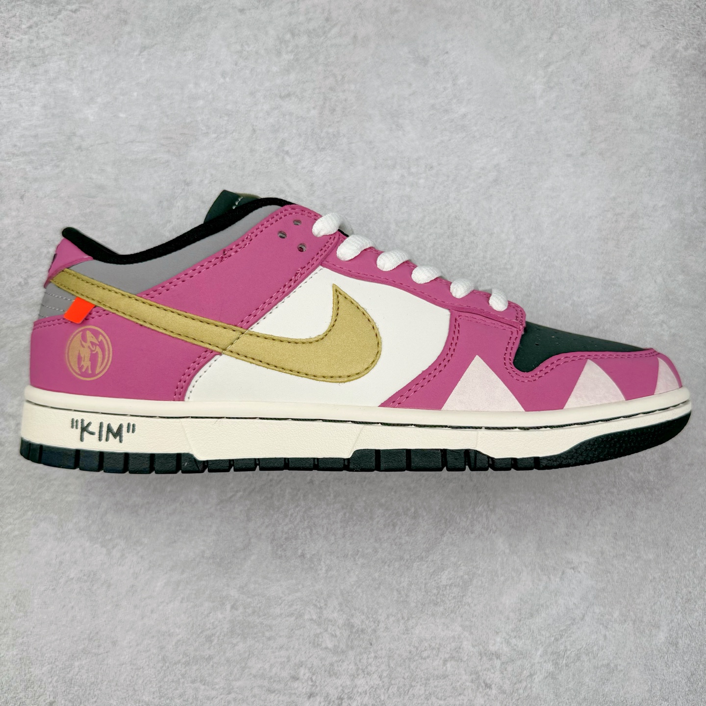 NK Dunk Low 定制配色 ZZ1998-002 大厂出品 极力推荐 原装头层材料 独家版型蒸餾加工帶來的是更好的视觉和脚感体验大厂纯原品质出货 清洁度 电绣工艺 皮料切割干净无任何毛边 细节完美 实拍调校N版已经零色差零失真 百分百还原实物色彩所见即所得 不存在货不对板色差等低级问题 选购参考实物拍摄 不混卖不参货 只用心做好货严格选品 承诺混一赔十 尺码：36 36.5 37.5 38 38.5 39 40 40.5 41 42 42.5 43 44 44.5 45-选品中心