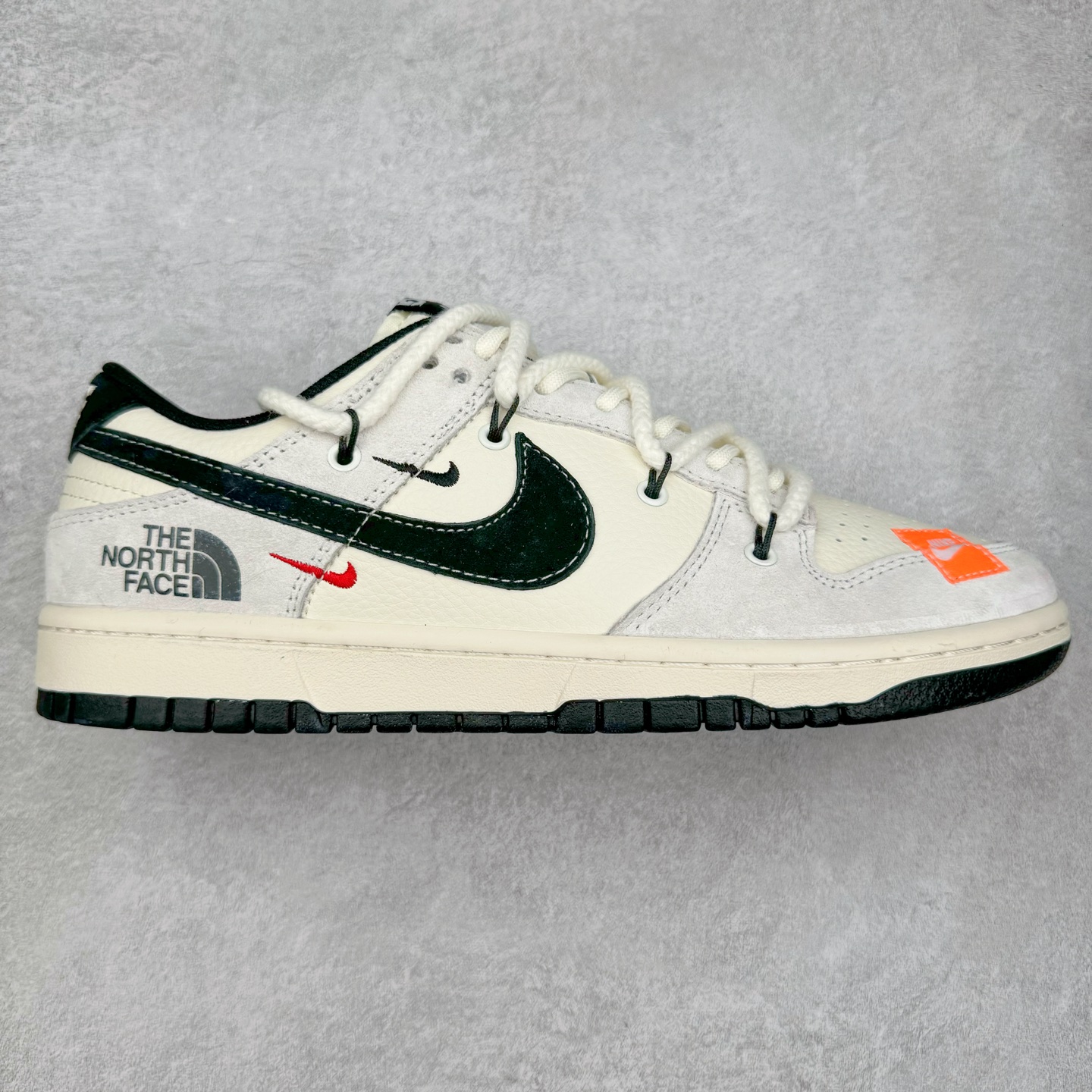 NK Dunk Low 定制配色 YC5066-257 大厂出品 极力推荐 原装头层材料 独家版型蒸餾加工帶來的是更好的视觉和脚感体验大厂纯原品质出货 清洁度 电绣工艺 皮料切割干净无任何毛边 细节完美 实拍调校N版已经零色差零失真 百分百还原实物色彩所见即所得 不存在货不对板色差等低级问题 选购参考实物拍摄 不混卖不参货 只用心做好货严格选品 承诺混一赔十 尺码：36 36.5 37.5 38 38.5 39 40 40.5 41 42 42.5 43 44 44.5 45-选品中心