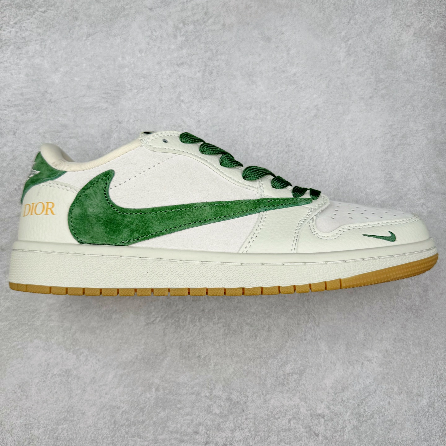 TS x Air Jordan AJ1 Low 倒钩低帮联名定制配色 JH6088-703 原厂内置气垫魔块 A模大底 头层小牛皮 鞋舌AJ原厂专用牛津布+AJ专用反口珍珠布+原厂无杂质高弹内里海棉+特殊封边弹力鞋带 实拍调校N版已经零色差零失真 百分百还原实物色彩所见即所得 不存在货不对板色差等低级问题 选购参考实物拍摄 不混卖不参货 只用心做好货严格选品 承诺混一赔十 尺码：36 36.5 37.5 38 38.5 39 40 40.5 41 42 42.5 43 44 44.5 45-选品中心