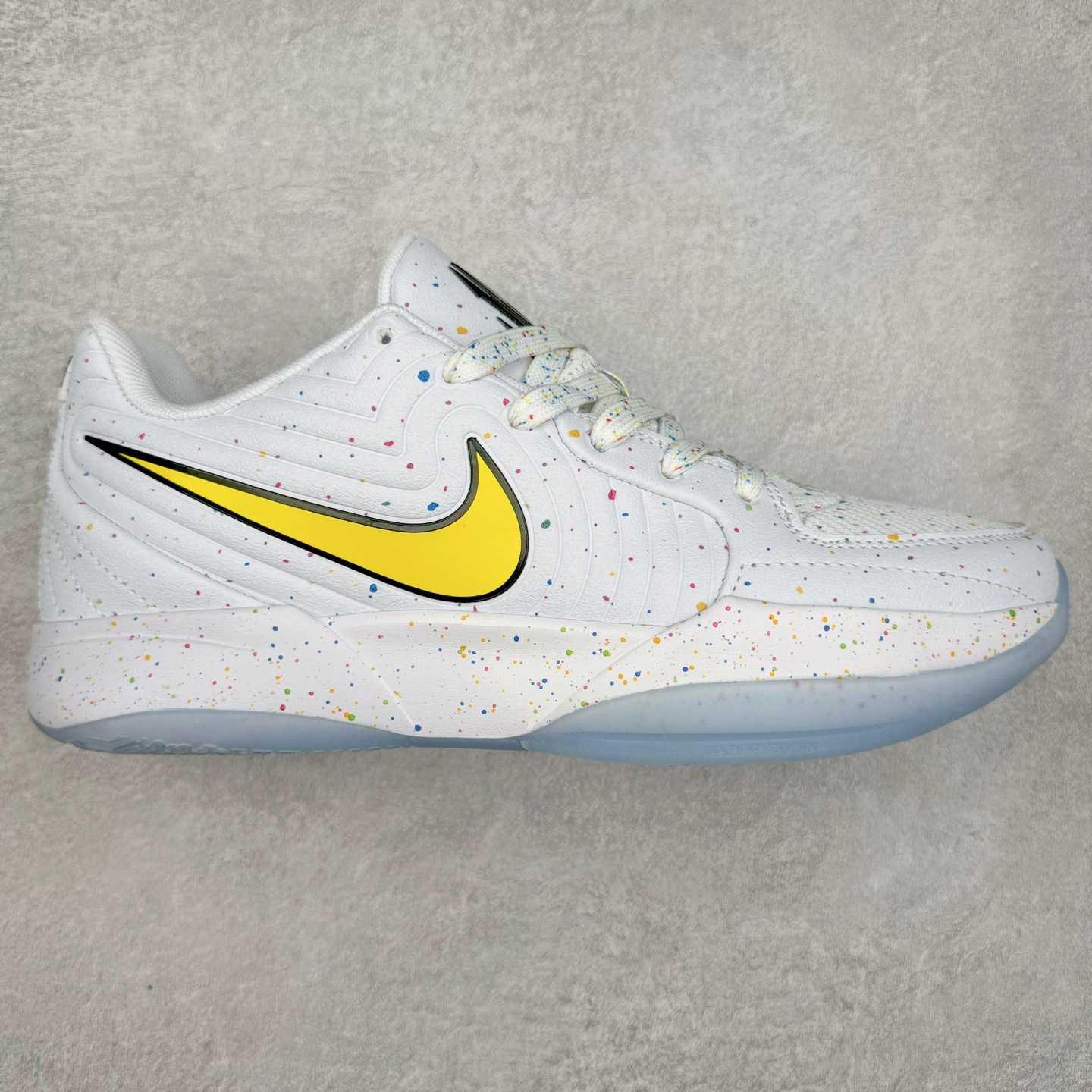 NK Ja 2 EP 莫兰特二代低帮篮球鞋 以鲜艳明亮的色调脱颖而出。鞋舌上醒目地展示着 “ JA ” 标志，而后跟上的 “ 12 ：AM ” 则以独特的设计呈现。鞋头和鞋舌采用透气运动网布制成，确保舒适耐用。在第一款鞋型的基础上进行了重大升级，采用更为挺拔的鞋口设计，为脚踝带来更佳的包裹与支撑感。侧面独特波纹纹理细节，打破了单调，赋予鞋子灵动与活力的视觉体验。中底部分巧妙借鉴了科比 5 的经典元素，融入斑点细节，增强了整体美学吸引力。实拍调校N版已经零色差零失真 百分百还原实物色彩所见即所得 不存在货不对板色差等低级问题 选购参考实物拍摄 不混卖不参货 只用心做好货严格选品 承诺混一赔十 尺码：36 36.5 37.5 38 38.5 39 40 40.5 41 42 42.5 43 44 44.5 45 46-选品中心