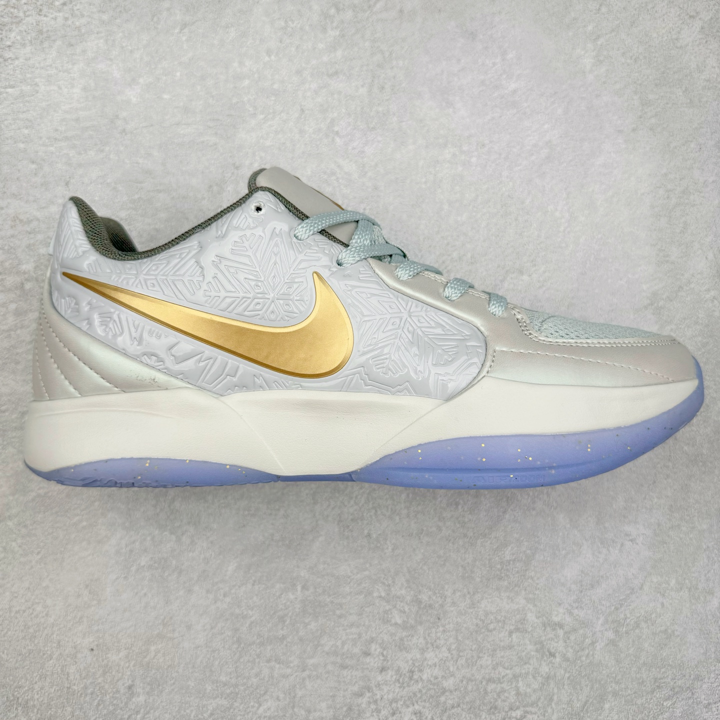 NK Ja 2 EP 莫兰特二代低帮篮球鞋 以鲜艳明亮的色调脱颖而出。鞋舌上醒目地展示着 “ JA ” 标志，而后跟上的 “ 12 ：AM ” 则以独特的设计呈现。鞋头和鞋舌采用透气运动网布制成，确保舒适耐用。在第一款鞋型的基础上进行了重大升级，采用更为挺拔的鞋口设计，为脚踝带来更佳的包裹与支撑感。侧面独特波纹纹理细节，打破了单调，赋予鞋子灵动与活力的视觉体验。中底部分巧妙借鉴了科比 5 的经典元素，融入斑点细节，增强了整体美学吸引力。实拍调校N版已经零色差零失真 百分百还原实物色彩所见即所得 不存在货不对板色差等低级问题 选购参考实物拍摄 不混卖不参货 只用心做好货严格选品 承诺混一赔十 尺码：36 36.5 37.5 38 38.5 39 40 40.5 41 42 42.5 43 44 44.5 45 46-选品中心