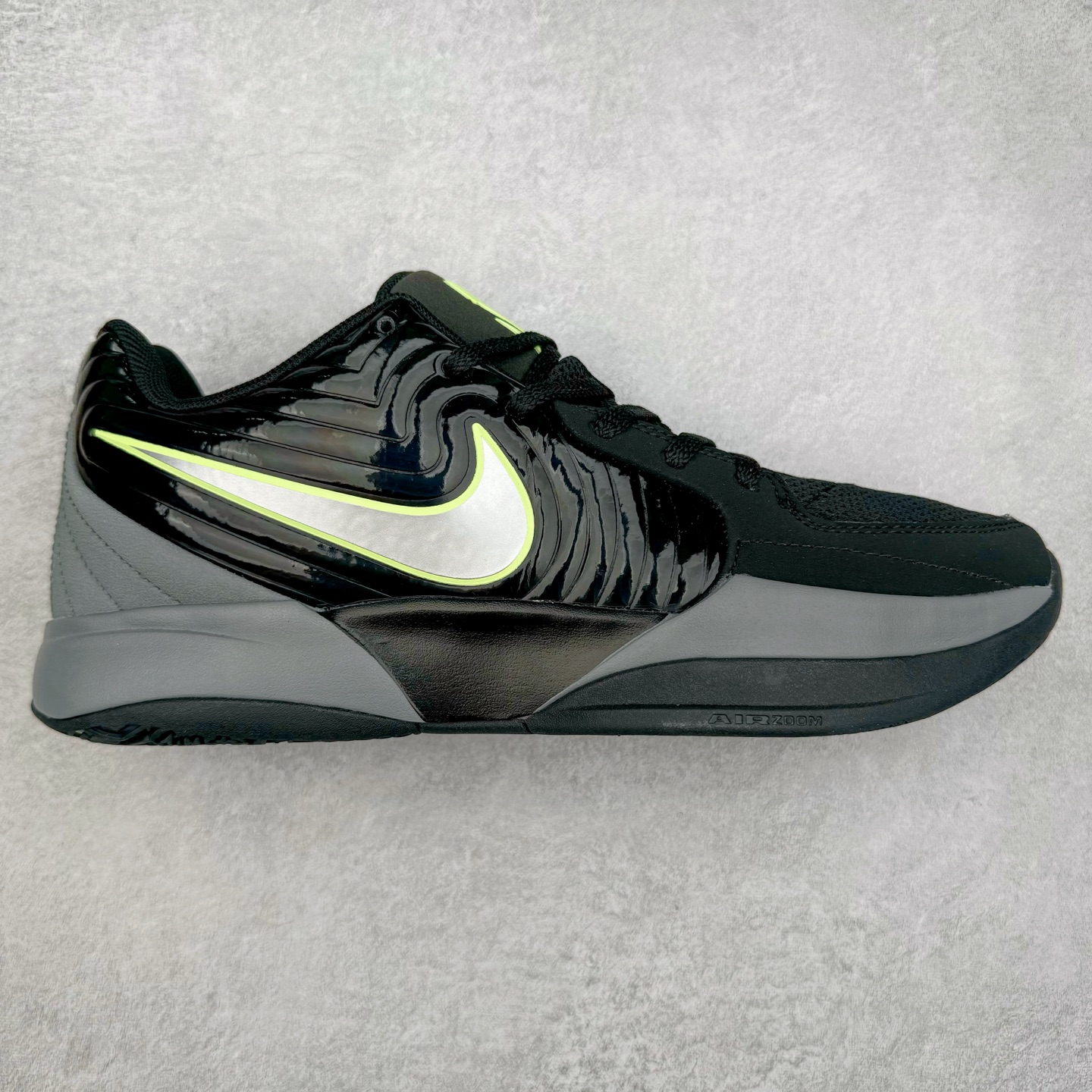 NK Ja 2 EP 莫兰特二代低帮篮球鞋 以鲜艳明亮的色调脱颖而出。鞋舌上醒目地展示着 “ JA ” 标志，而后跟上的 “ 12 ：AM ” 则以独特的设计呈现。鞋头和鞋舌采用透气运动网布制成，确保舒适耐用。在第一款鞋型的基础上进行了重大升级，采用更为挺拔的鞋口设计，为脚踝带来更佳的包裹与支撑感。侧面独特波纹纹理细节，打破了单调，赋予鞋子灵动与活力的视觉体验。中底部分巧妙借鉴了科比 5 的经典元素，融入斑点细节，增强了整体美学吸引力。实拍调校N版已经零色差零失真 百分百还原实物色彩所见即所得 不存在货不对板色差等低级问题 选购参考实物拍摄 不混卖不参货 只用心做好货严格选品 承诺混一赔十 尺码：36 36.5 37.5 38 38.5 39 40 40.5 41 42 42.5 43 44 44.5 45 46-选品中心