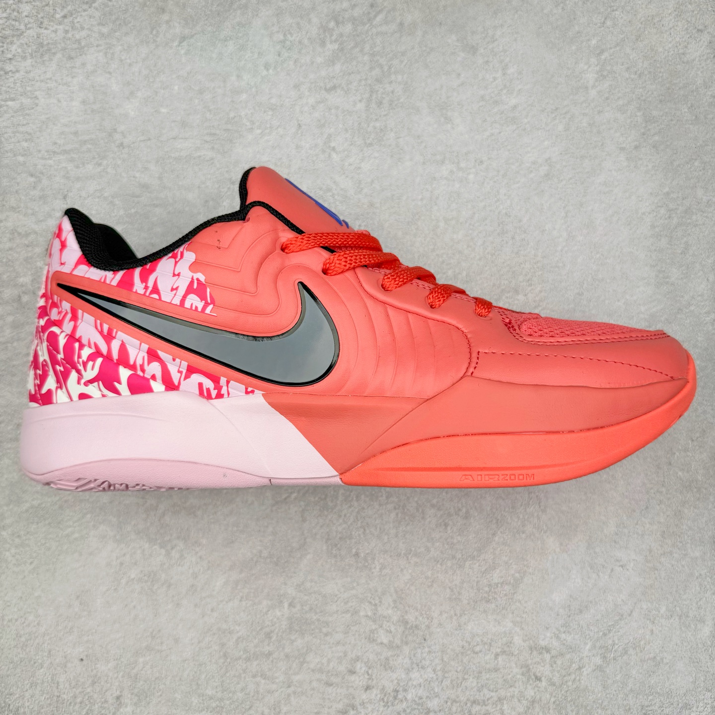 图片[3]-NK Ja 2 EP 莫兰特二代低帮篮球鞋 以鲜艳明亮的色调脱颖而出。鞋舌上醒目地展示着 “ JA ” 标志，而后跟上的 “ 12 ：AM ” 则以独特的设计呈现。鞋头和鞋舌采用透气运动网布制成，确保舒适耐用。在第一款鞋型的基础上进行了重大升级，采用更为挺拔的鞋口设计，为脚踝带来更佳的包裹与支撑感。侧面独特波纹纹理细节，打破了单调，赋予鞋子灵动与活力的视觉体验。中底部分巧妙借鉴了科比 5 的经典元素，融入斑点细节，增强了整体美学吸引力。实拍调校N版已经零色差零失真 百分百还原实物色彩所见即所得 不存在货不对板色差等低级问题 选购参考实物拍摄 不混卖不参货 只用心做好货严格选品 承诺混一赔十 尺码：36 36.5 37.5 38 38.5 39 40 40.5 41 42 42.5 43 44 44.5 45 46-选品中心