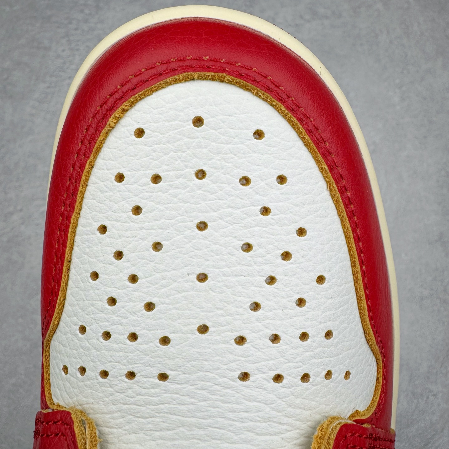 图片[15]-＃PK纯原 Union x Air Jordan AJ1 Retro High NRG 联名四色拼接灰白红 HV8563-600 圈内最强系列 高端零售特供批次 产品品控稳定性领先行业 各方面均可对飙L版 良心定价不杀猪 SZ原厂全套原楦原纸板冲刀磨具开发 原厂皮料加持 原厂港宝加持定型后跟R度完美 同源原厂电绣 飞翼针数密度立体效果一致 百分百一致原鞋 原厂拉帮工艺 针距密度一致 后跟弧度收口自然不对折 极致一眼正品既视感 进口玻璃冲刀皮料裁剪零毛边 全鞋电脑针车工艺 品控清洁度最高QC检验标准 免检产品 原厂订购鞋盒、鞋标、防尘纸、鞋撑、鞋带 追求极致的原厂味道 尺码：36 36.5 37.5 38 38.5 39 40 40.5 41 42 42.5 43 44 44.5 45 46 47.5-选品中心