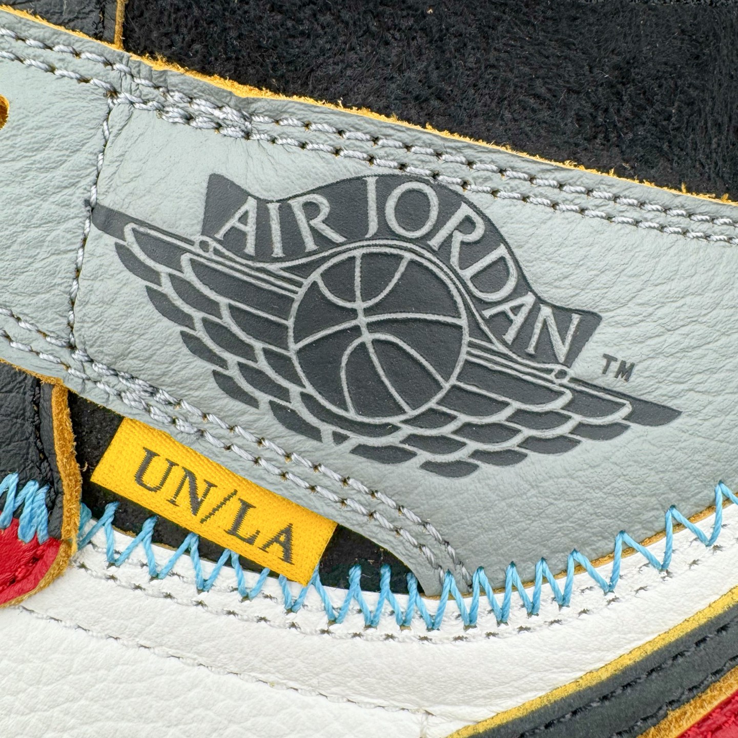 图片[14]-＃PK纯原 Union x Air Jordan AJ1 Retro High NRG 联名四色拼接灰白红 HV8563-600 圈内最强系列 高端零售特供批次 产品品控稳定性领先行业 各方面均可对飙L版 良心定价不杀猪 SZ原厂全套原楦原纸板冲刀磨具开发 原厂皮料加持 原厂港宝加持定型后跟R度完美 同源原厂电绣 飞翼针数密度立体效果一致 百分百一致原鞋 原厂拉帮工艺 针距密度一致 后跟弧度收口自然不对折 极致一眼正品既视感 进口玻璃冲刀皮料裁剪零毛边 全鞋电脑针车工艺 品控清洁度最高QC检验标准 免检产品 原厂订购鞋盒、鞋标、防尘纸、鞋撑、鞋带 追求极致的原厂味道 尺码：36 36.5 37.5 38 38.5 39 40 40.5 41 42 42.5 43 44 44.5 45 46 47.5-选品中心