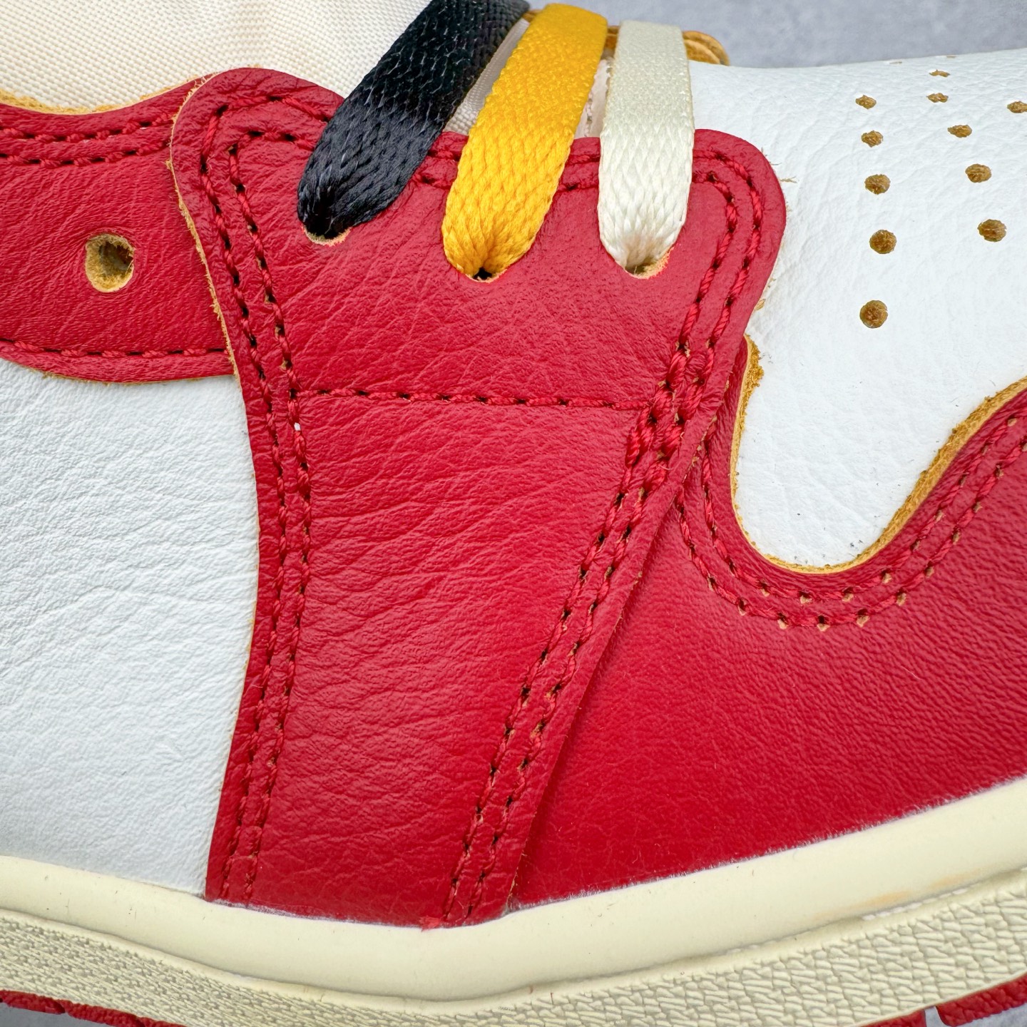 图片[18]-＃PK纯原 Union x Air Jordan AJ1 Retro High NRG 联名四色拼接灰白红 HV8563-600 圈内最强系列 高端零售特供批次 产品品控稳定性领先行业 各方面均可对飙L版 良心定价不杀猪 SZ原厂全套原楦原纸板冲刀磨具开发 原厂皮料加持 原厂港宝加持定型后跟R度完美 同源原厂电绣 飞翼针数密度立体效果一致 百分百一致原鞋 原厂拉帮工艺 针距密度一致 后跟弧度收口自然不对折 极致一眼正品既视感 进口玻璃冲刀皮料裁剪零毛边 全鞋电脑针车工艺 品控清洁度最高QC检验标准 免检产品 原厂订购鞋盒、鞋标、防尘纸、鞋撑、鞋带 追求极致的原厂味道 尺码：36 36.5 37.5 38 38.5 39 40 40.5 41 42 42.5 43 44 44.5 45 46 47.5-选品中心