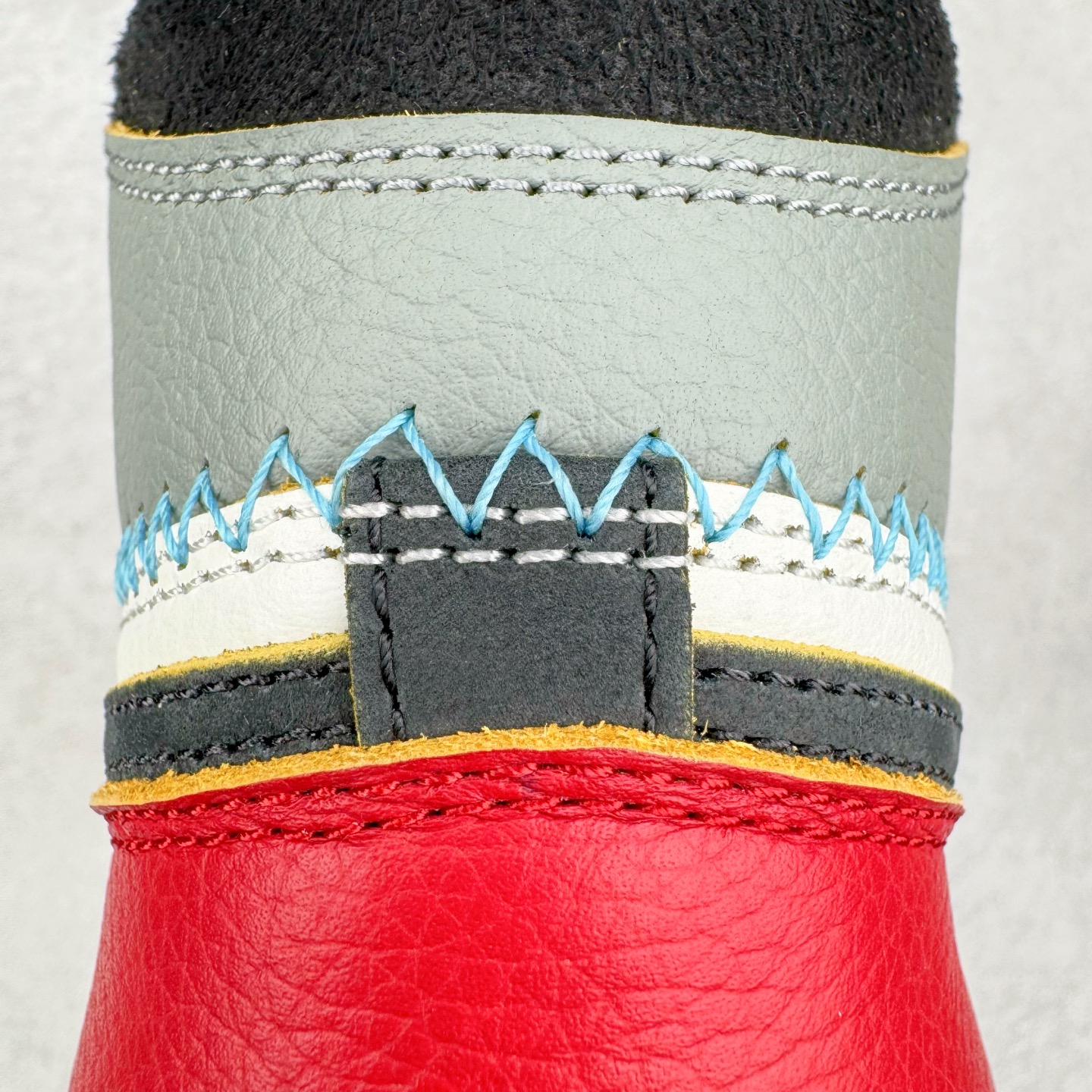 图片[20]-＃PK纯原 Union x Air Jordan AJ1 Retro High NRG 联名四色拼接灰白红 HV8563-600 圈内最强系列 高端零售特供批次 产品品控稳定性领先行业 各方面均可对飙L版 良心定价不杀猪 SZ原厂全套原楦原纸板冲刀磨具开发 原厂皮料加持 原厂港宝加持定型后跟R度完美 同源原厂电绣 飞翼针数密度立体效果一致 百分百一致原鞋 原厂拉帮工艺 针距密度一致 后跟弧度收口自然不对折 极致一眼正品既视感 进口玻璃冲刀皮料裁剪零毛边 全鞋电脑针车工艺 品控清洁度最高QC检验标准 免检产品 原厂订购鞋盒、鞋标、防尘纸、鞋撑、鞋带 追求极致的原厂味道 尺码：36 36.5 37.5 38 38.5 39 40 40.5 41 42 42.5 43 44 44.5 45 46 47.5-选品中心