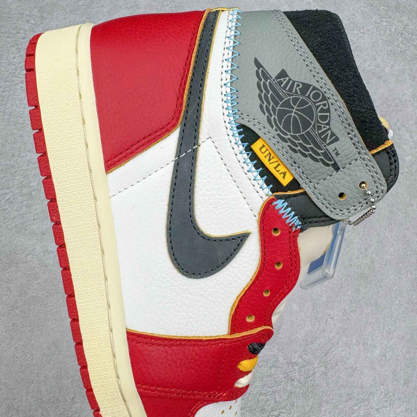 图片[6]-＃PK纯原 Union x Air Jordan AJ1 Retro High NRG 联名四色拼接灰白红 HV8563-600 圈内最强系列 高端零售特供批次 产品品控稳定性领先行业 各方面均可对飙L版 良心定价不杀猪 SZ原厂全套原楦原纸板冲刀磨具开发 原厂皮料加持 原厂港宝加持定型后跟R度完美 同源原厂电绣 飞翼针数密度立体效果一致 百分百一致原鞋 原厂拉帮工艺 针距密度一致 后跟弧度收口自然不对折 极致一眼正品既视感 进口玻璃冲刀皮料裁剪零毛边 全鞋电脑针车工艺 品控清洁度最高QC检验标准 免检产品 原厂订购鞋盒、鞋标、防尘纸、鞋撑、鞋带 追求极致的原厂味道 尺码：36 36.5 37.5 38 38.5 39 40 40.5 41 42 42.5 43 44 44.5 45 46 47.5-选品中心