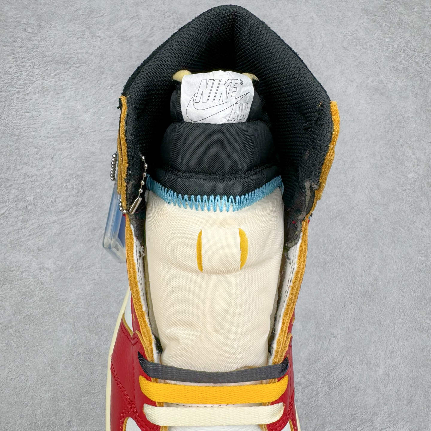 图片[5]-＃PK纯原 Union x Air Jordan AJ1 Retro High NRG 联名四色拼接灰白红 HV8563-600 圈内最强系列 高端零售特供批次 产品品控稳定性领先行业 各方面均可对飙L版 良心定价不杀猪 SZ原厂全套原楦原纸板冲刀磨具开发 原厂皮料加持 原厂港宝加持定型后跟R度完美 同源原厂电绣 飞翼针数密度立体效果一致 百分百一致原鞋 原厂拉帮工艺 针距密度一致 后跟弧度收口自然不对折 极致一眼正品既视感 进口玻璃冲刀皮料裁剪零毛边 全鞋电脑针车工艺 品控清洁度最高QC检验标准 免检产品 原厂订购鞋盒、鞋标、防尘纸、鞋撑、鞋带 追求极致的原厂味道 尺码：36 36.5 37.5 38 38.5 39 40 40.5 41 42 42.5 43 44 44.5 45 46 47.5-选品中心