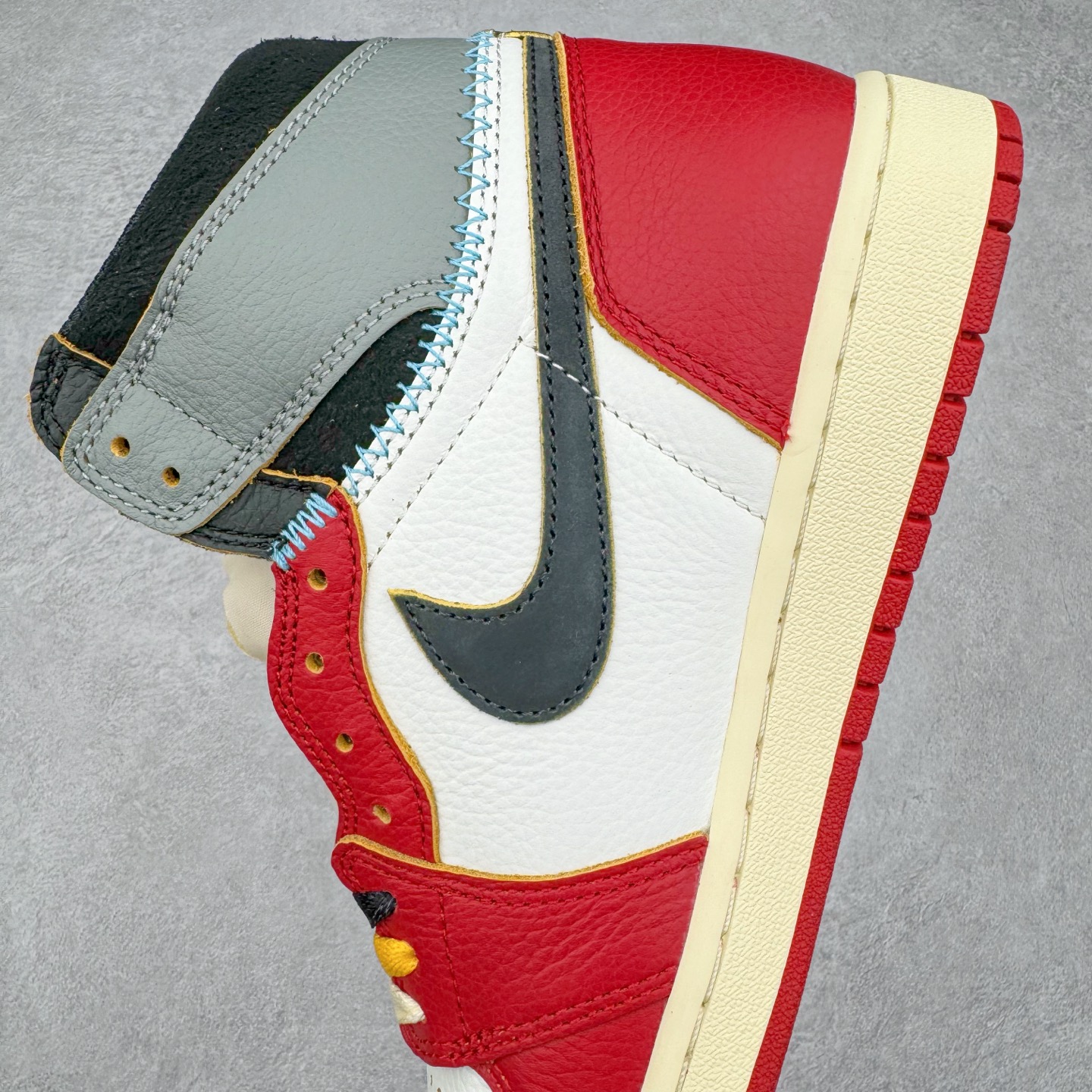 图片[7]-＃PK纯原 Union x Air Jordan AJ1 Retro High NRG 联名四色拼接灰白红 HV8563-600 圈内最强系列 高端零售特供批次 产品品控稳定性领先行业 各方面均可对飙L版 良心定价不杀猪 SZ原厂全套原楦原纸板冲刀磨具开发 原厂皮料加持 原厂港宝加持定型后跟R度完美 同源原厂电绣 飞翼针数密度立体效果一致 百分百一致原鞋 原厂拉帮工艺 针距密度一致 后跟弧度收口自然不对折 极致一眼正品既视感 进口玻璃冲刀皮料裁剪零毛边 全鞋电脑针车工艺 品控清洁度最高QC检验标准 免检产品 原厂订购鞋盒、鞋标、防尘纸、鞋撑、鞋带 追求极致的原厂味道 尺码：36 36.5 37.5 38 38.5 39 40 40.5 41 42 42.5 43 44 44.5 45 46 47.5-选品中心
