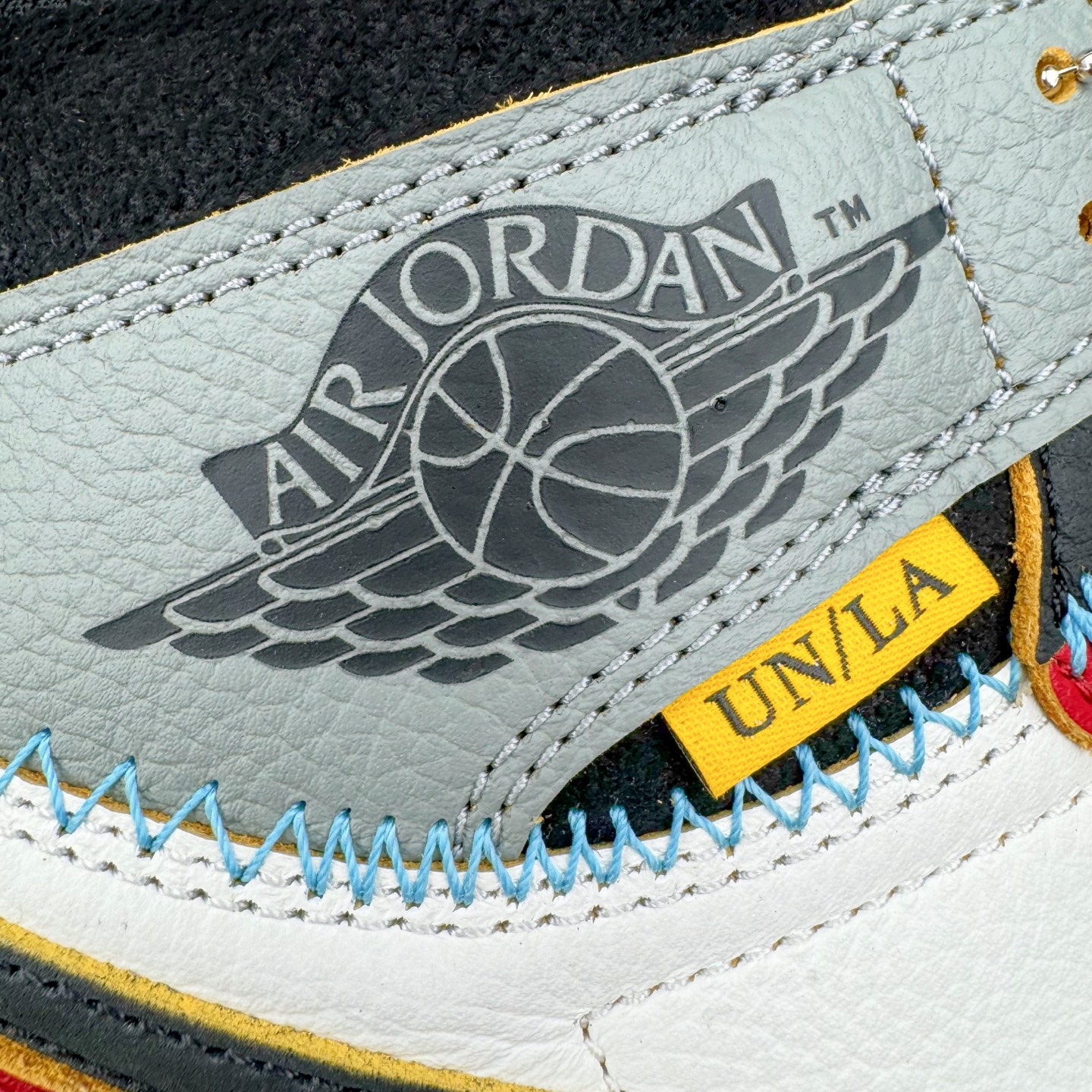 图片[16]-＃PK纯原 Union x Air Jordan AJ1 Retro High NRG 联名四色拼接灰白红 HV8563-600 圈内最强系列 高端零售特供批次 产品品控稳定性领先行业 各方面均可对飙L版 良心定价不杀猪 SZ原厂全套原楦原纸板冲刀磨具开发 原厂皮料加持 原厂港宝加持定型后跟R度完美 同源原厂电绣 飞翼针数密度立体效果一致 百分百一致原鞋 原厂拉帮工艺 针距密度一致 后跟弧度收口自然不对折 极致一眼正品既视感 进口玻璃冲刀皮料裁剪零毛边 全鞋电脑针车工艺 品控清洁度最高QC检验标准 免检产品 原厂订购鞋盒、鞋标、防尘纸、鞋撑、鞋带 追求极致的原厂味道 尺码：36 36.5 37.5 38 38.5 39 40 40.5 41 42 42.5 43 44 44.5 45 46 47.5-选品中心