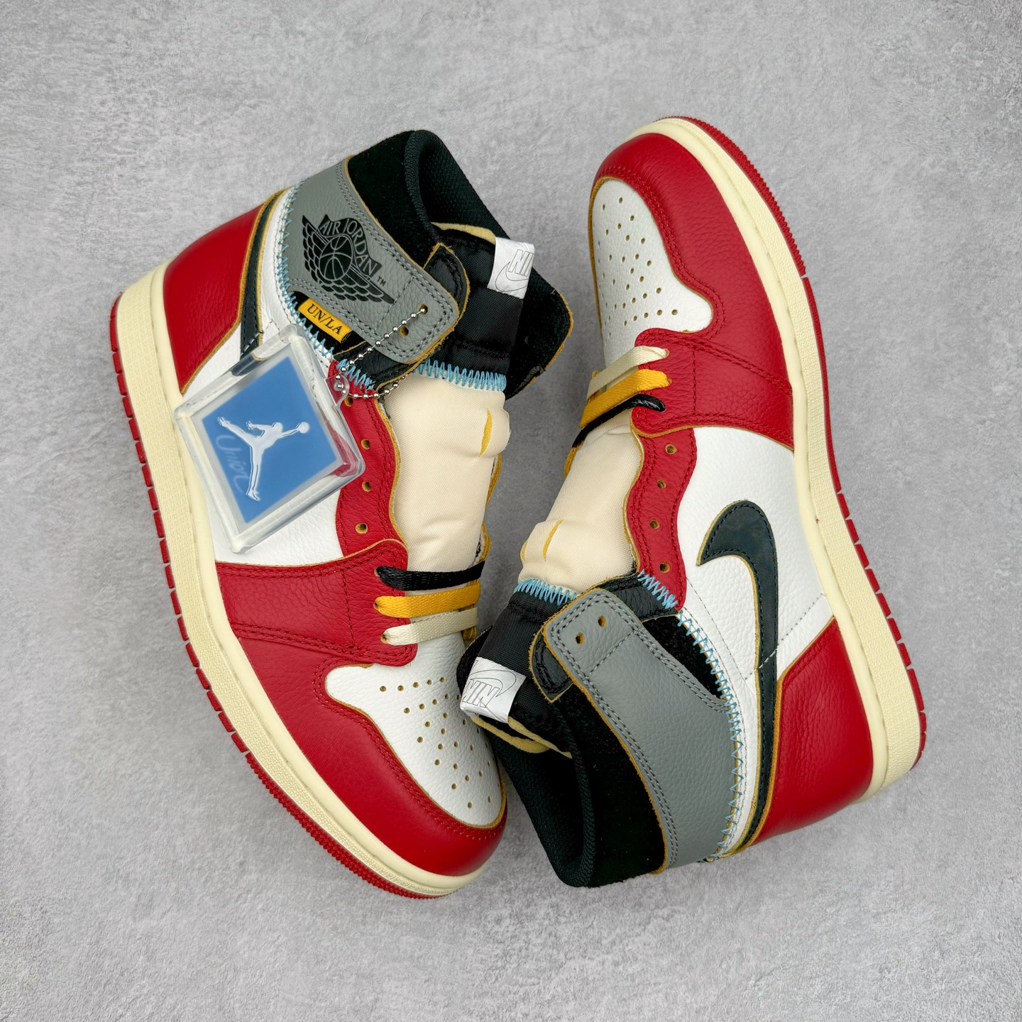 图片[3]-＃PK纯原 Union x Air Jordan AJ1 Retro High NRG 联名四色拼接灰白红 HV8563-600 圈内最强系列 高端零售特供批次 产品品控稳定性领先行业 各方面均可对飙L版 良心定价不杀猪 SZ原厂全套原楦原纸板冲刀磨具开发 原厂皮料加持 原厂港宝加持定型后跟R度完美 同源原厂电绣 飞翼针数密度立体效果一致 百分百一致原鞋 原厂拉帮工艺 针距密度一致 后跟弧度收口自然不对折 极致一眼正品既视感 进口玻璃冲刀皮料裁剪零毛边 全鞋电脑针车工艺 品控清洁度最高QC检验标准 免检产品 原厂订购鞋盒、鞋标、防尘纸、鞋撑、鞋带 追求极致的原厂味道 尺码：36 36.5 37.5 38 38.5 39 40 40.5 41 42 42.5 43 44 44.5 45 46 47.5-选品中心