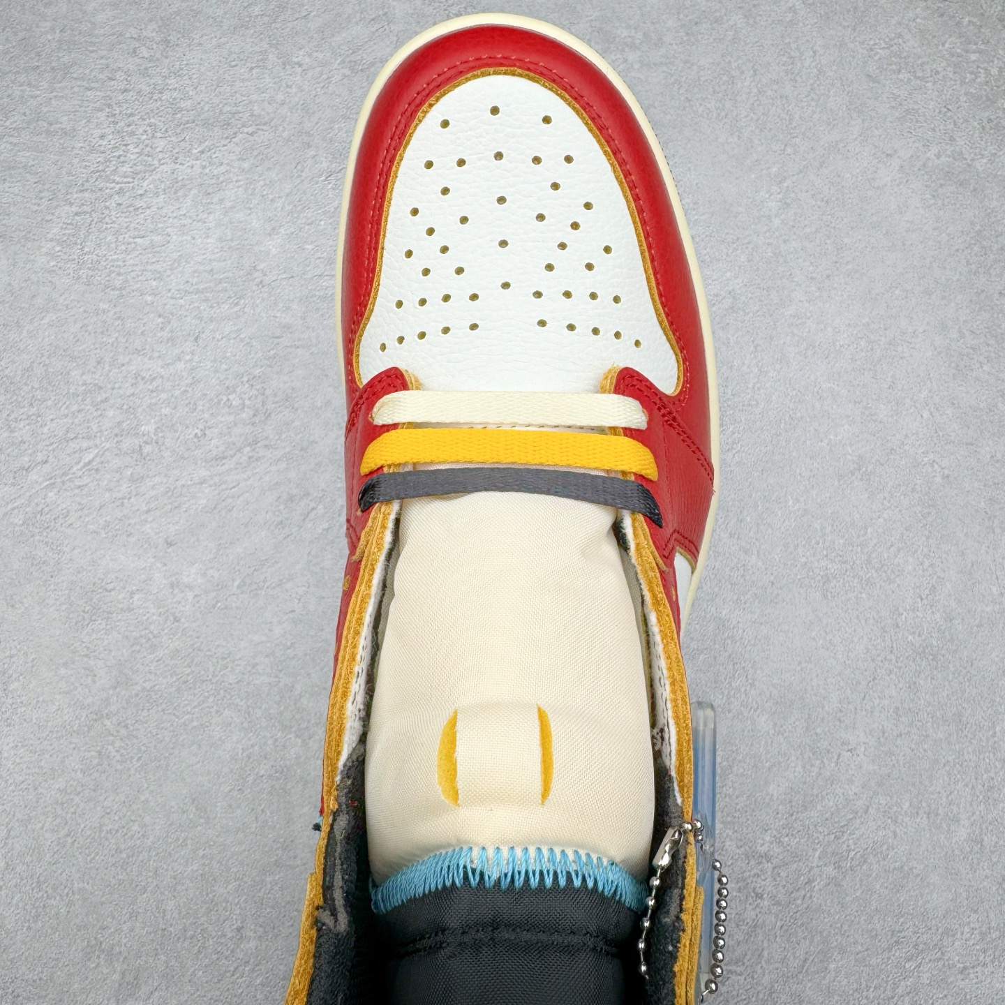 图片[4]-＃PK纯原 Union x Air Jordan AJ1 Retro High NRG 联名四色拼接灰白红 HV8563-600 圈内最强系列 高端零售特供批次 产品品控稳定性领先行业 各方面均可对飙L版 良心定价不杀猪 SZ原厂全套原楦原纸板冲刀磨具开发 原厂皮料加持 原厂港宝加持定型后跟R度完美 同源原厂电绣 飞翼针数密度立体效果一致 百分百一致原鞋 原厂拉帮工艺 针距密度一致 后跟弧度收口自然不对折 极致一眼正品既视感 进口玻璃冲刀皮料裁剪零毛边 全鞋电脑针车工艺 品控清洁度最高QC检验标准 免检产品 原厂订购鞋盒、鞋标、防尘纸、鞋撑、鞋带 追求极致的原厂味道 尺码：36 36.5 37.5 38 38.5 39 40 40.5 41 42 42.5 43 44 44.5 45 46 47.5-选品中心