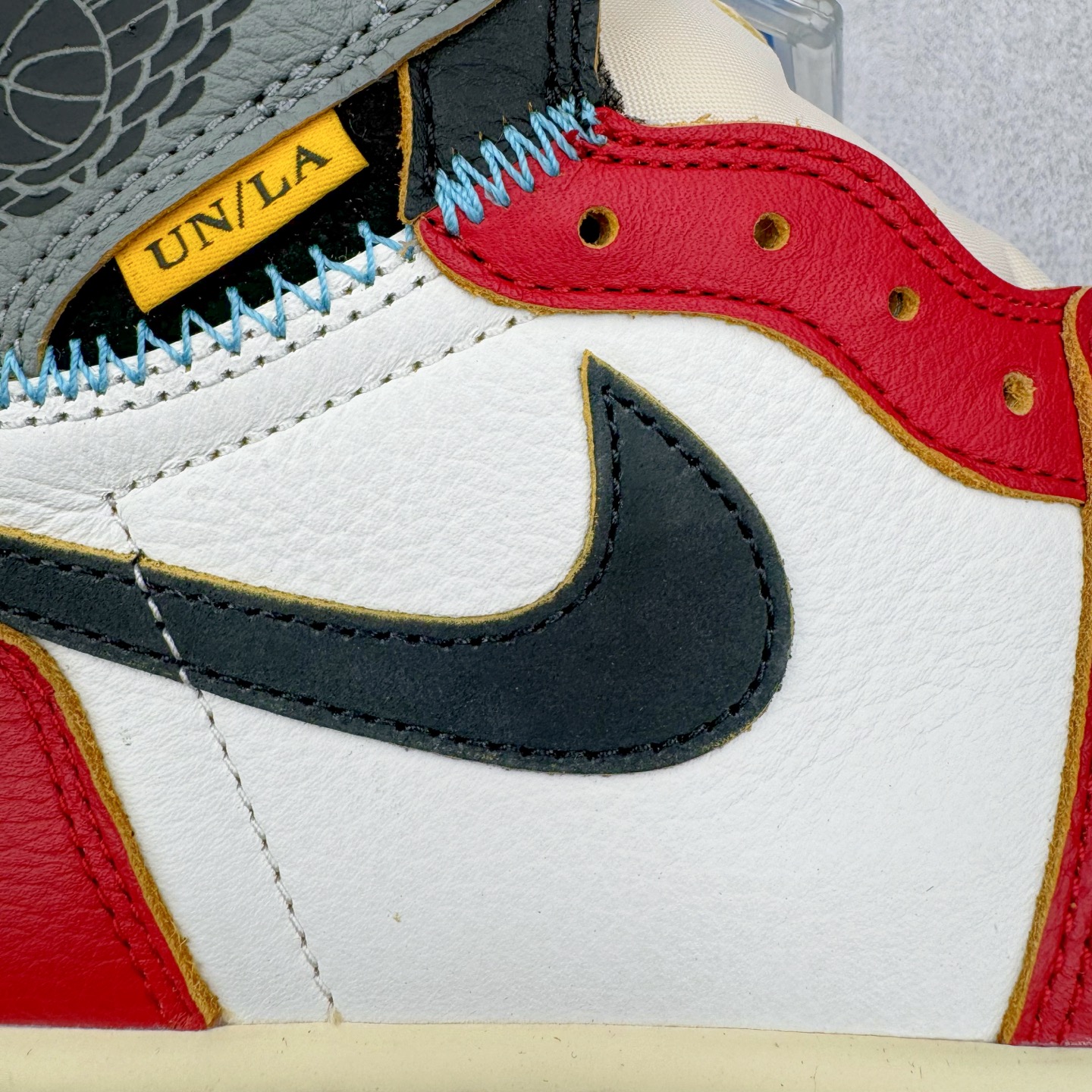 图片[17]-＃PK纯原 Union x Air Jordan AJ1 Retro High NRG 联名四色拼接灰白红 HV8563-600 圈内最强系列 高端零售特供批次 产品品控稳定性领先行业 各方面均可对飙L版 良心定价不杀猪 SZ原厂全套原楦原纸板冲刀磨具开发 原厂皮料加持 原厂港宝加持定型后跟R度完美 同源原厂电绣 飞翼针数密度立体效果一致 百分百一致原鞋 原厂拉帮工艺 针距密度一致 后跟弧度收口自然不对折 极致一眼正品既视感 进口玻璃冲刀皮料裁剪零毛边 全鞋电脑针车工艺 品控清洁度最高QC检验标准 免检产品 原厂订购鞋盒、鞋标、防尘纸、鞋撑、鞋带 追求极致的原厂味道 尺码：36 36.5 37.5 38 38.5 39 40 40.5 41 42 42.5 43 44 44.5 45 46 47.5-选品中心