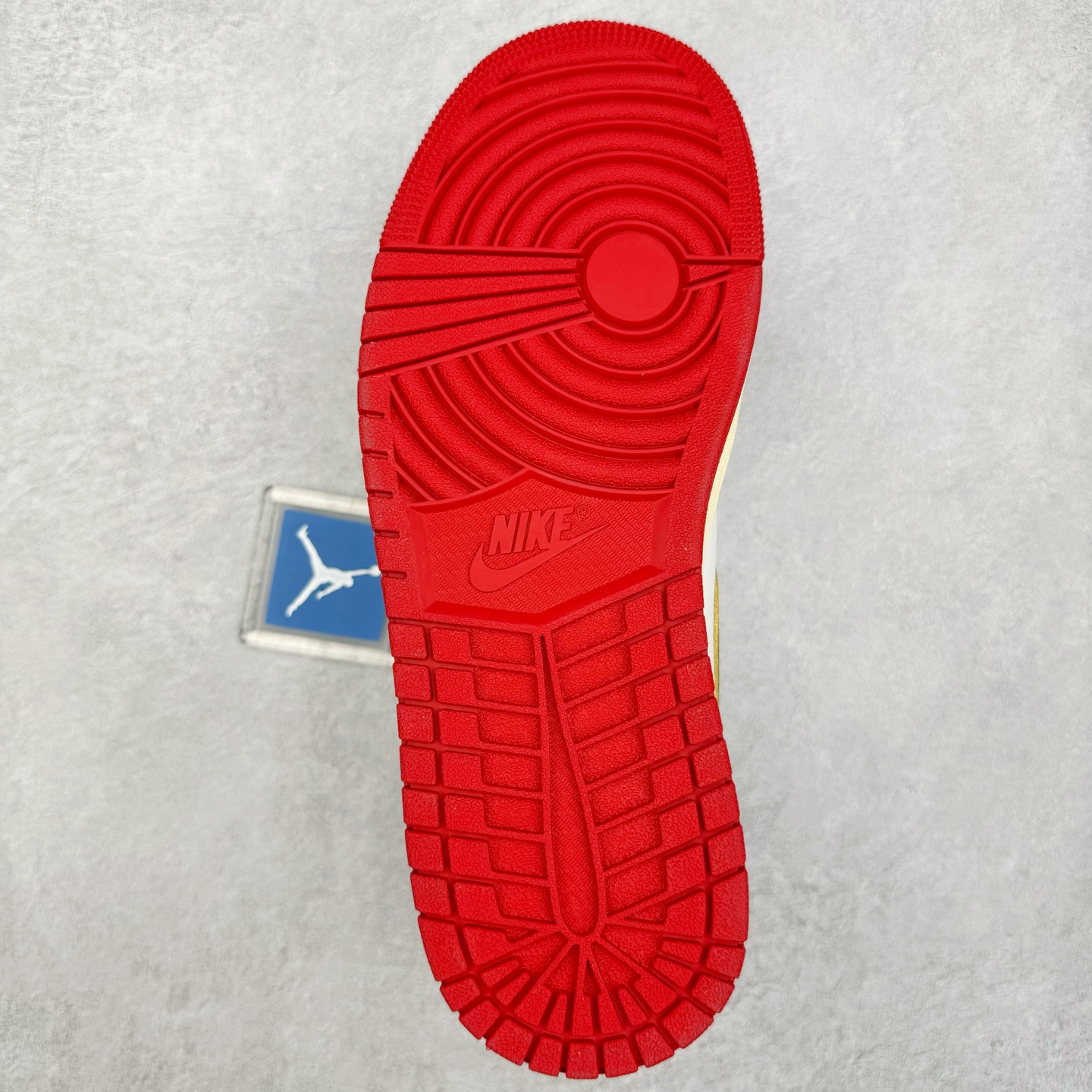 图片[9]-＃PK纯原 Union x Air Jordan AJ1 Retro High NRG 联名四色拼接灰白红 HV8563-600 圈内最强系列 高端零售特供批次 产品品控稳定性领先行业 各方面均可对飙L版 良心定价不杀猪 SZ原厂全套原楦原纸板冲刀磨具开发 原厂皮料加持 原厂港宝加持定型后跟R度完美 同源原厂电绣 飞翼针数密度立体效果一致 百分百一致原鞋 原厂拉帮工艺 针距密度一致 后跟弧度收口自然不对折 极致一眼正品既视感 进口玻璃冲刀皮料裁剪零毛边 全鞋电脑针车工艺 品控清洁度最高QC检验标准 免检产品 原厂订购鞋盒、鞋标、防尘纸、鞋撑、鞋带 追求极致的原厂味道 尺码：36 36.5 37.5 38 38.5 39 40 40.5 41 42 42.5 43 44 44.5 45 46 47.5-选品中心