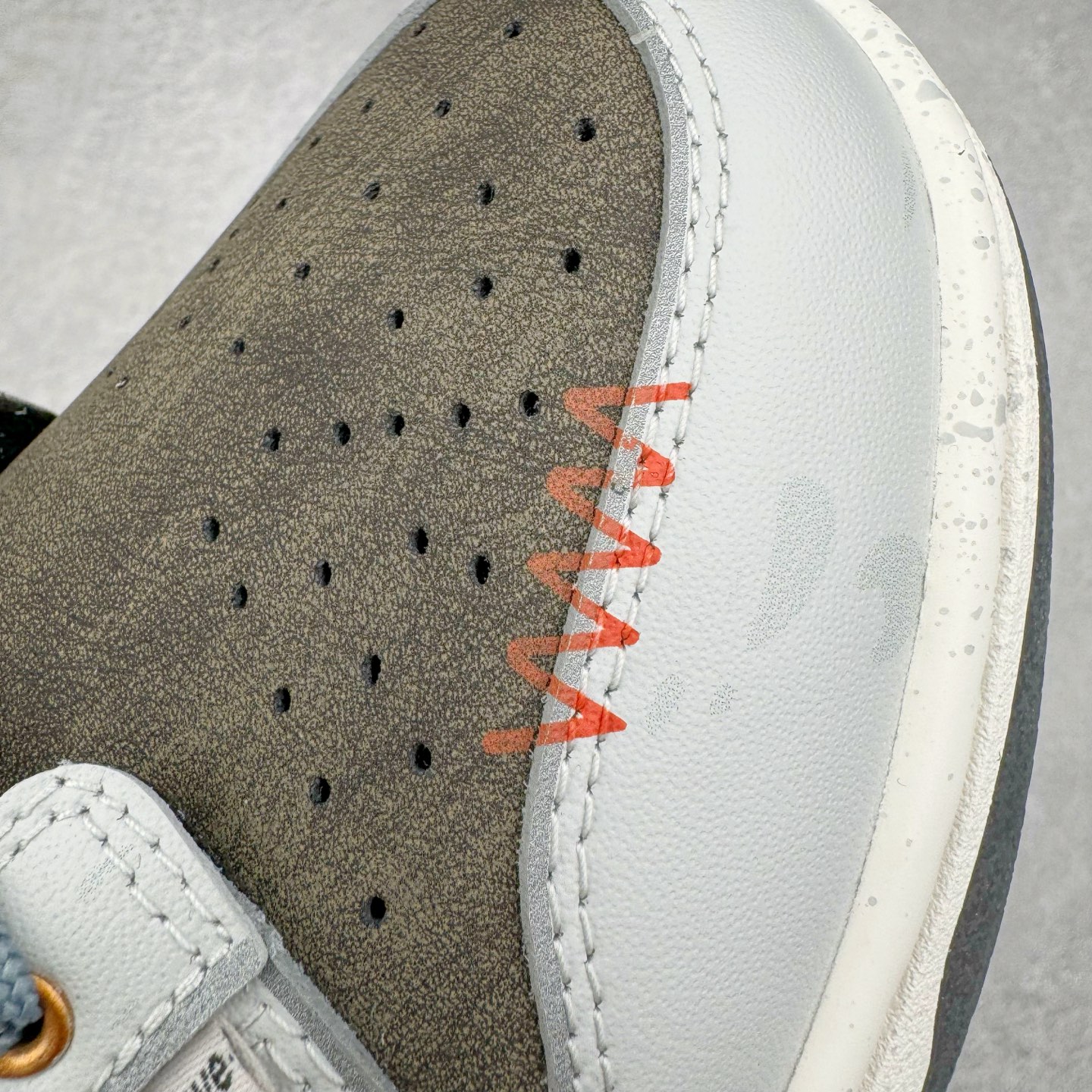 图片[12]-＃YC纯原 NK Dunk Low 和平与爱 GB1220-010 定制系列天花板 无原鞋不开发 全系列得物原鞋一比一校对开发 配色持续更新中 终端对接 优势输出 全套原厂楦头原纸板数据档案倾力打造 原汁原味莞产 极致还原 圈内最强针车工艺 高端零售指定版 广东原厂配套原盒原标 鞋盒分三个尺码段 原厂冲刀 超高清洁度 全鞋零毛边皮料切割 采用原厂百宏鞋带以及原厂百宏织唛舌标 内标可供原厂几率过验 进口原装条纹中底布 四线拉帮白色点胶 原厂拉帮手法遵循公司 原厂电绣 极致还原 尺码：36 36.5 37.5 38 38.5 39 40 40.5 41 42 42.5 43 44 44.5 45 46-选品中心