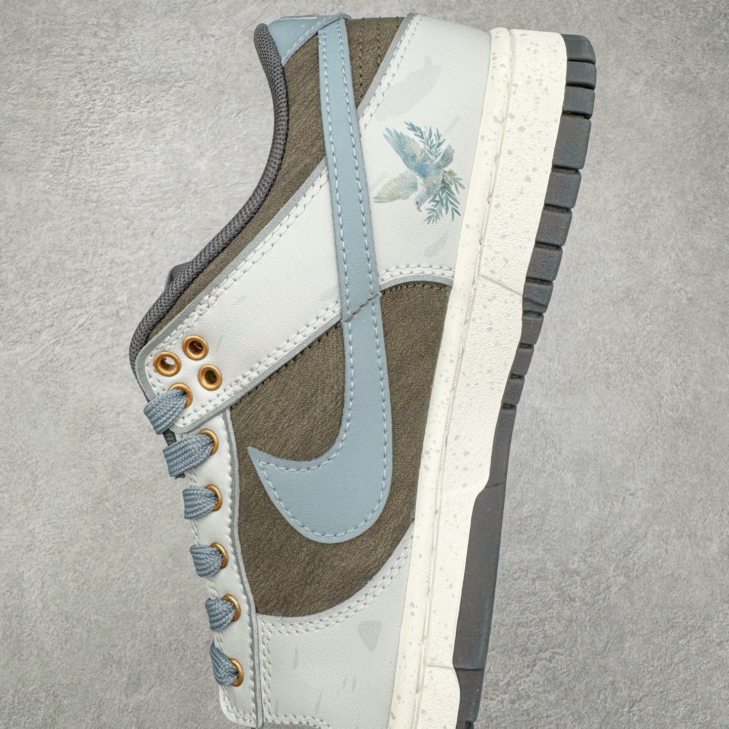 图片[7]-＃YC纯原 NK Dunk Low 和平与爱 GB1220-010 定制系列天花板 无原鞋不开发 全系列得物原鞋一比一校对开发 配色持续更新中 终端对接 优势输出 全套原厂楦头原纸板数据档案倾力打造 原汁原味莞产 极致还原 圈内最强针车工艺 高端零售指定版 广东原厂配套原盒原标 鞋盒分三个尺码段 原厂冲刀 超高清洁度 全鞋零毛边皮料切割 采用原厂百宏鞋带以及原厂百宏织唛舌标 内标可供原厂几率过验 进口原装条纹中底布 四线拉帮白色点胶 原厂拉帮手法遵循公司 原厂电绣 极致还原 尺码：36 36.5 37.5 38 38.5 39 40 40.5 41 42 42.5 43 44 44.5 45 46-选品中心