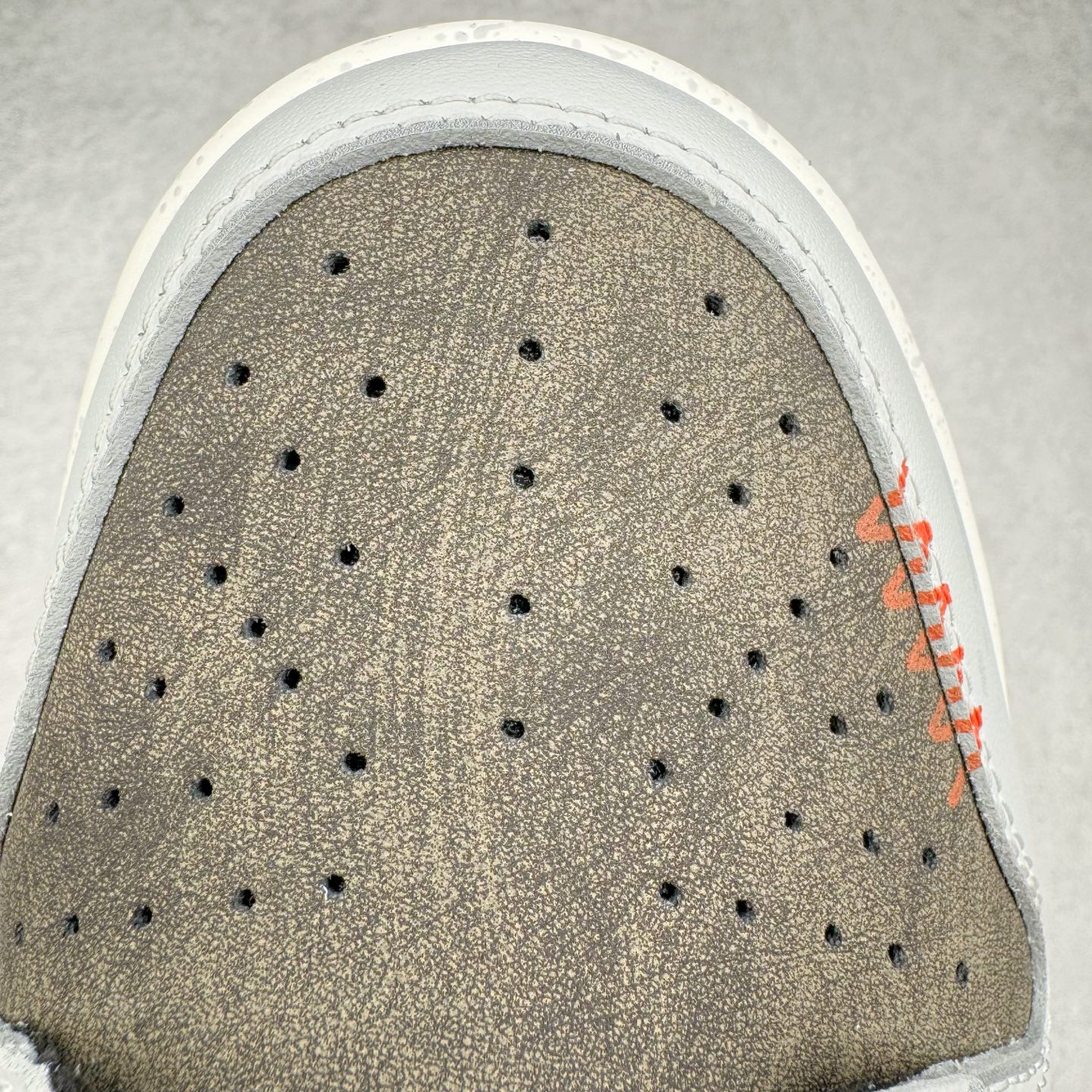 图片[13]-＃YC纯原 NK Dunk Low 和平与爱 GB1220-010 定制系列天花板 无原鞋不开发 全系列得物原鞋一比一校对开发 配色持续更新中 终端对接 优势输出 全套原厂楦头原纸板数据档案倾力打造 原汁原味莞产 极致还原 圈内最强针车工艺 高端零售指定版 广东原厂配套原盒原标 鞋盒分三个尺码段 原厂冲刀 超高清洁度 全鞋零毛边皮料切割 采用原厂百宏鞋带以及原厂百宏织唛舌标 内标可供原厂几率过验 进口原装条纹中底布 四线拉帮白色点胶 原厂拉帮手法遵循公司 原厂电绣 极致还原 尺码：36 36.5 37.5 38 38.5 39 40 40.5 41 42 42.5 43 44 44.5 45 46-选品中心