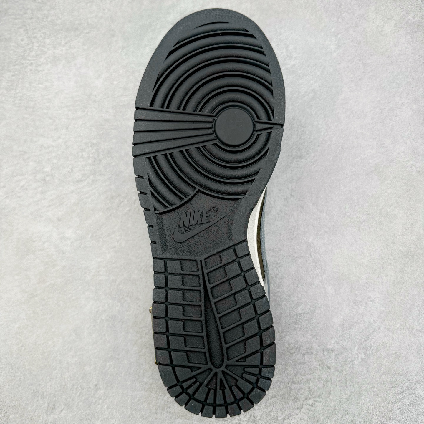 图片[9]-＃YC纯原 NK Dunk Low 和平与爱 GB1220-010 定制系列天花板 无原鞋不开发 全系列得物原鞋一比一校对开发 配色持续更新中 终端对接 优势输出 全套原厂楦头原纸板数据档案倾力打造 原汁原味莞产 极致还原 圈内最强针车工艺 高端零售指定版 广东原厂配套原盒原标 鞋盒分三个尺码段 原厂冲刀 超高清洁度 全鞋零毛边皮料切割 采用原厂百宏鞋带以及原厂百宏织唛舌标 内标可供原厂几率过验 进口原装条纹中底布 四线拉帮白色点胶 原厂拉帮手法遵循公司 原厂电绣 极致还原 尺码：36 36.5 37.5 38 38.5 39 40 40.5 41 42 42.5 43 44 44.5 45 46-选品中心