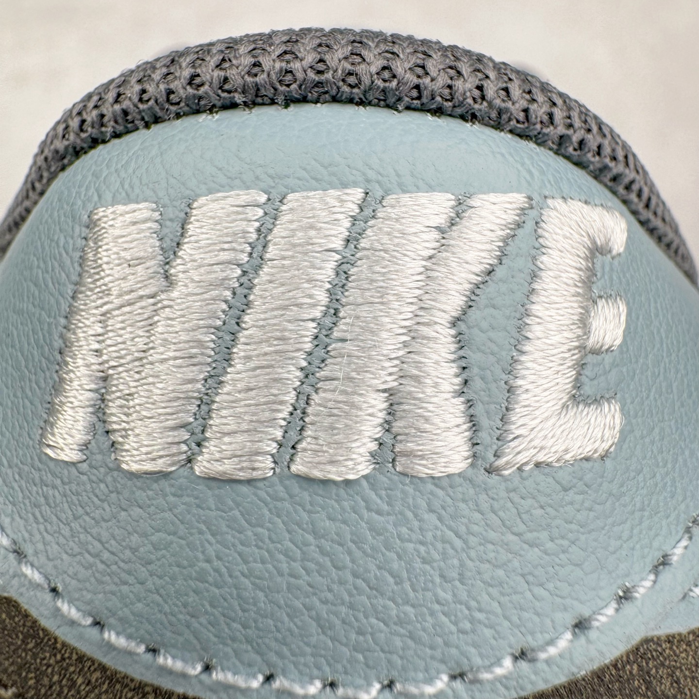 图片[14]-＃YC纯原 NK Dunk Low 和平与爱 GB1220-010 定制系列天花板 无原鞋不开发 全系列得物原鞋一比一校对开发 配色持续更新中 终端对接 优势输出 全套原厂楦头原纸板数据档案倾力打造 原汁原味莞产 极致还原 圈内最强针车工艺 高端零售指定版 广东原厂配套原盒原标 鞋盒分三个尺码段 原厂冲刀 超高清洁度 全鞋零毛边皮料切割 采用原厂百宏鞋带以及原厂百宏织唛舌标 内标可供原厂几率过验 进口原装条纹中底布 四线拉帮白色点胶 原厂拉帮手法遵循公司 原厂电绣 极致还原 尺码：36 36.5 37.5 38 38.5 39 40 40.5 41 42 42.5 43 44 44.5 45 46-选品中心