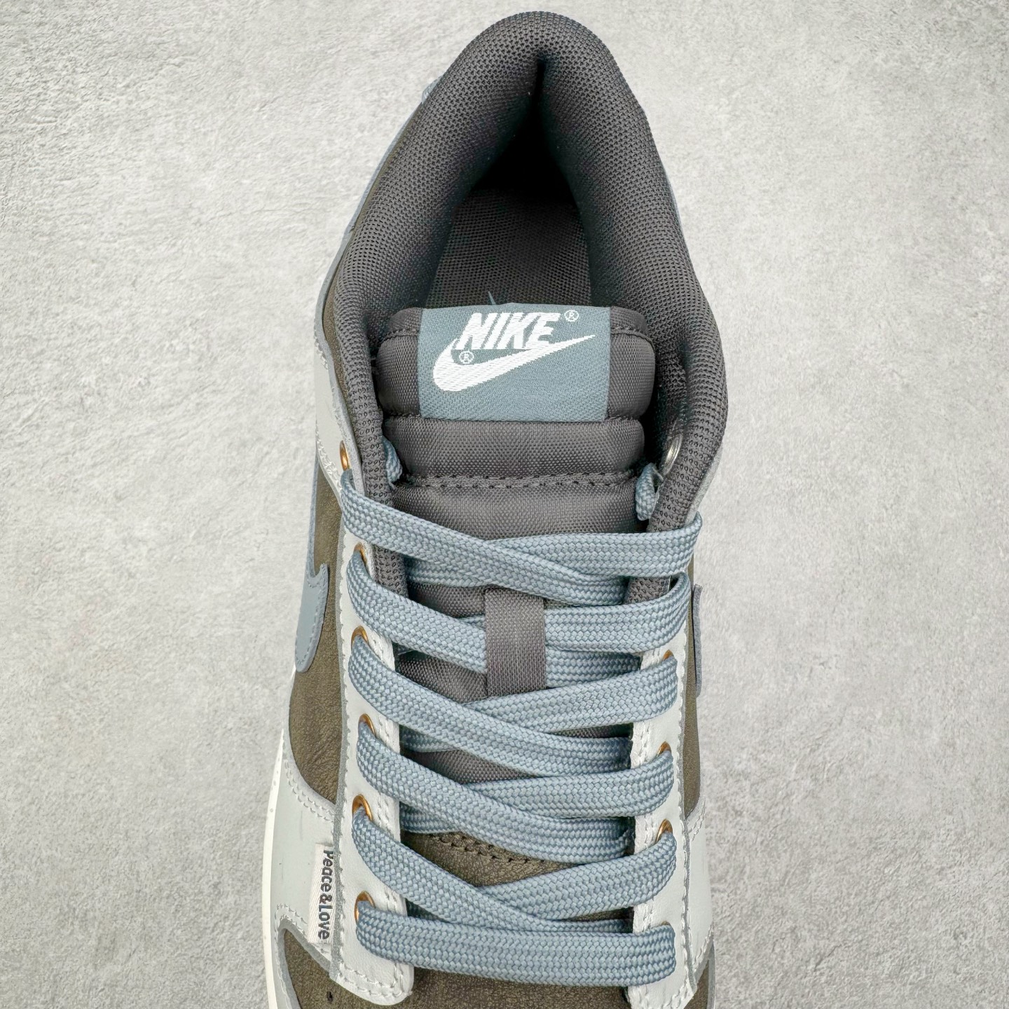 图片[5]-＃YC纯原 NK Dunk Low 和平与爱 GB1220-010 定制系列天花板 无原鞋不开发 全系列得物原鞋一比一校对开发 配色持续更新中 终端对接 优势输出 全套原厂楦头原纸板数据档案倾力打造 原汁原味莞产 极致还原 圈内最强针车工艺 高端零售指定版 广东原厂配套原盒原标 鞋盒分三个尺码段 原厂冲刀 超高清洁度 全鞋零毛边皮料切割 采用原厂百宏鞋带以及原厂百宏织唛舌标 内标可供原厂几率过验 进口原装条纹中底布 四线拉帮白色点胶 原厂拉帮手法遵循公司 原厂电绣 极致还原 尺码：36 36.5 37.5 38 38.5 39 40 40.5 41 42 42.5 43 44 44.5 45 46-选品中心