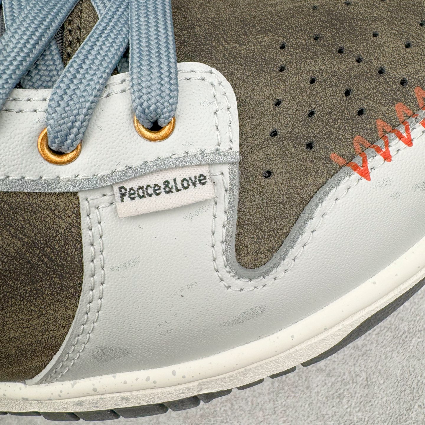 图片[16]-＃YC纯原 NK Dunk Low 和平与爱 GB1220-010 定制系列天花板 无原鞋不开发 全系列得物原鞋一比一校对开发 配色持续更新中 终端对接 优势输出 全套原厂楦头原纸板数据档案倾力打造 原汁原味莞产 极致还原 圈内最强针车工艺 高端零售指定版 广东原厂配套原盒原标 鞋盒分三个尺码段 原厂冲刀 超高清洁度 全鞋零毛边皮料切割 采用原厂百宏鞋带以及原厂百宏织唛舌标 内标可供原厂几率过验 进口原装条纹中底布 四线拉帮白色点胶 原厂拉帮手法遵循公司 原厂电绣 极致还原 尺码：36 36.5 37.5 38 38.5 39 40 40.5 41 42 42.5 43 44 44.5 45 46-选品中心