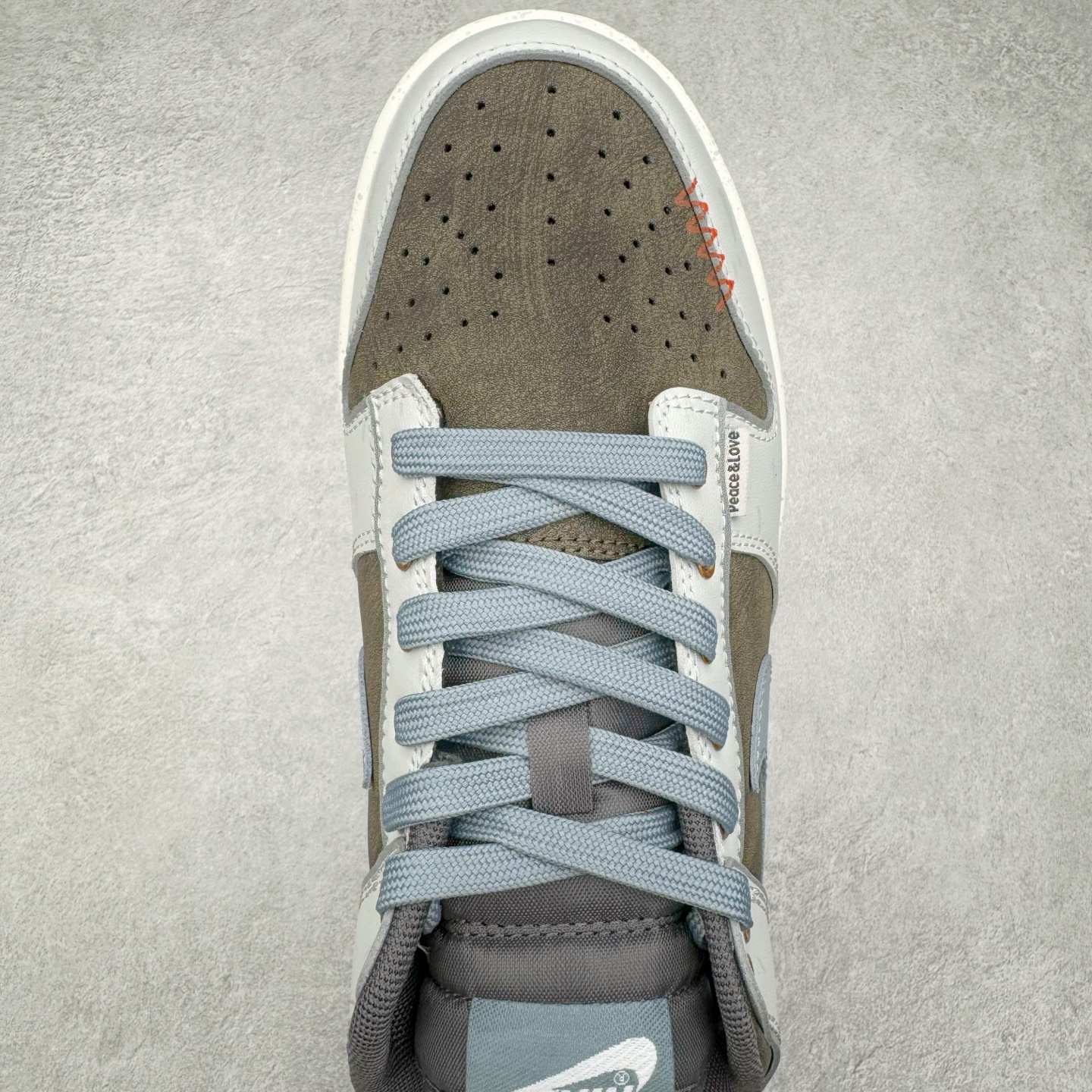 图片[4]-＃YC纯原 NK Dunk Low 和平与爱 GB1220-010 定制系列天花板 无原鞋不开发 全系列得物原鞋一比一校对开发 配色持续更新中 终端对接 优势输出 全套原厂楦头原纸板数据档案倾力打造 原汁原味莞产 极致还原 圈内最强针车工艺 高端零售指定版 广东原厂配套原盒原标 鞋盒分三个尺码段 原厂冲刀 超高清洁度 全鞋零毛边皮料切割 采用原厂百宏鞋带以及原厂百宏织唛舌标 内标可供原厂几率过验 进口原装条纹中底布 四线拉帮白色点胶 原厂拉帮手法遵循公司 原厂电绣 极致还原 尺码：36 36.5 37.5 38 38.5 39 40 40.5 41 42 42.5 43 44 44.5 45 46-选品中心